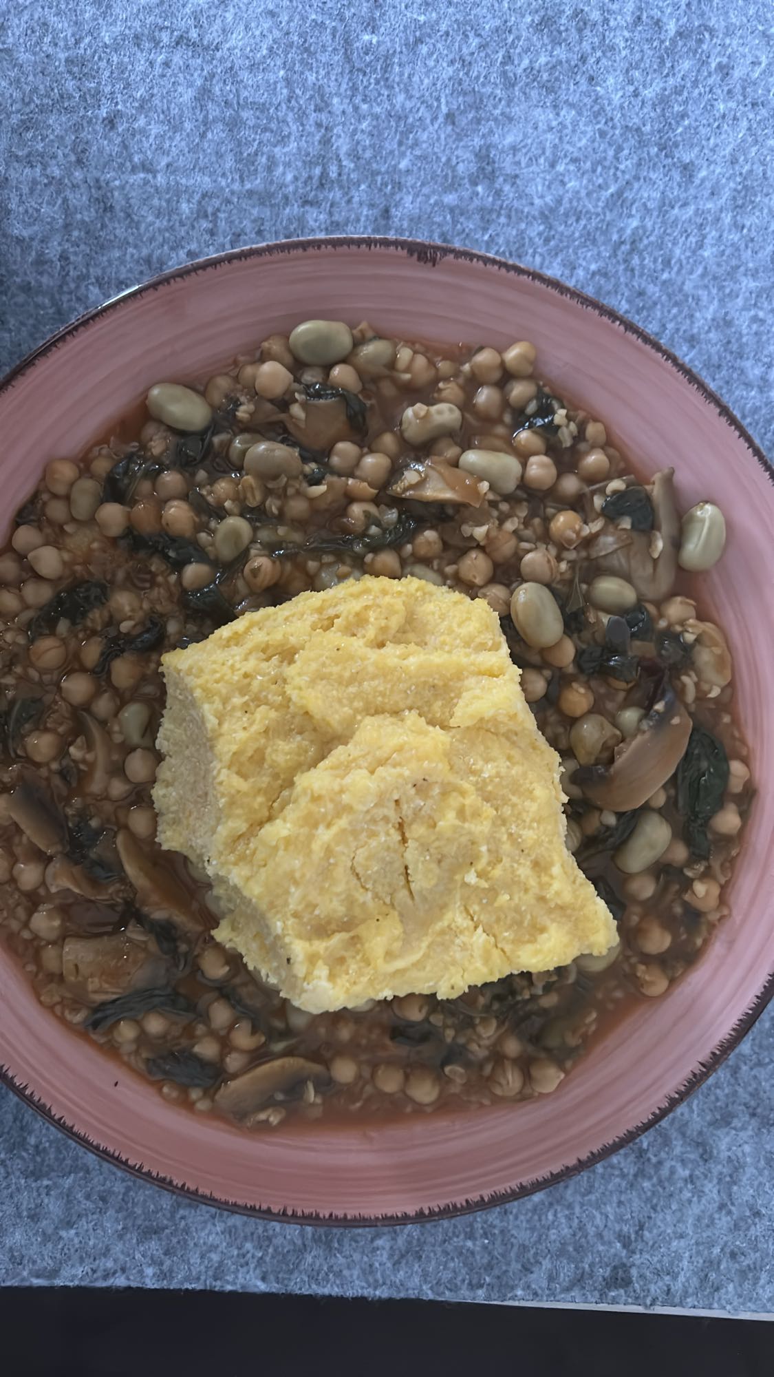 guiso de legumbres y polenta