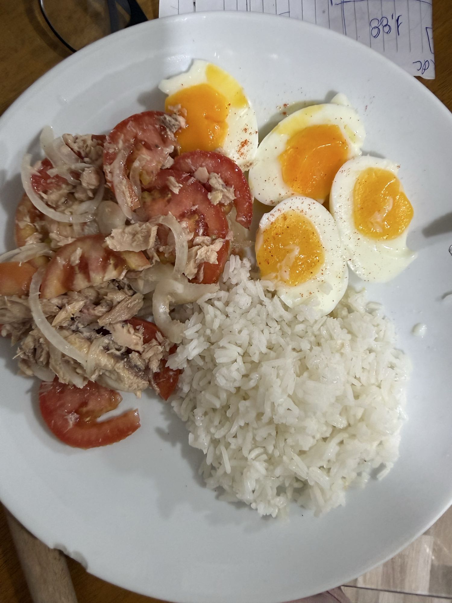 Arroz, ovos e atum