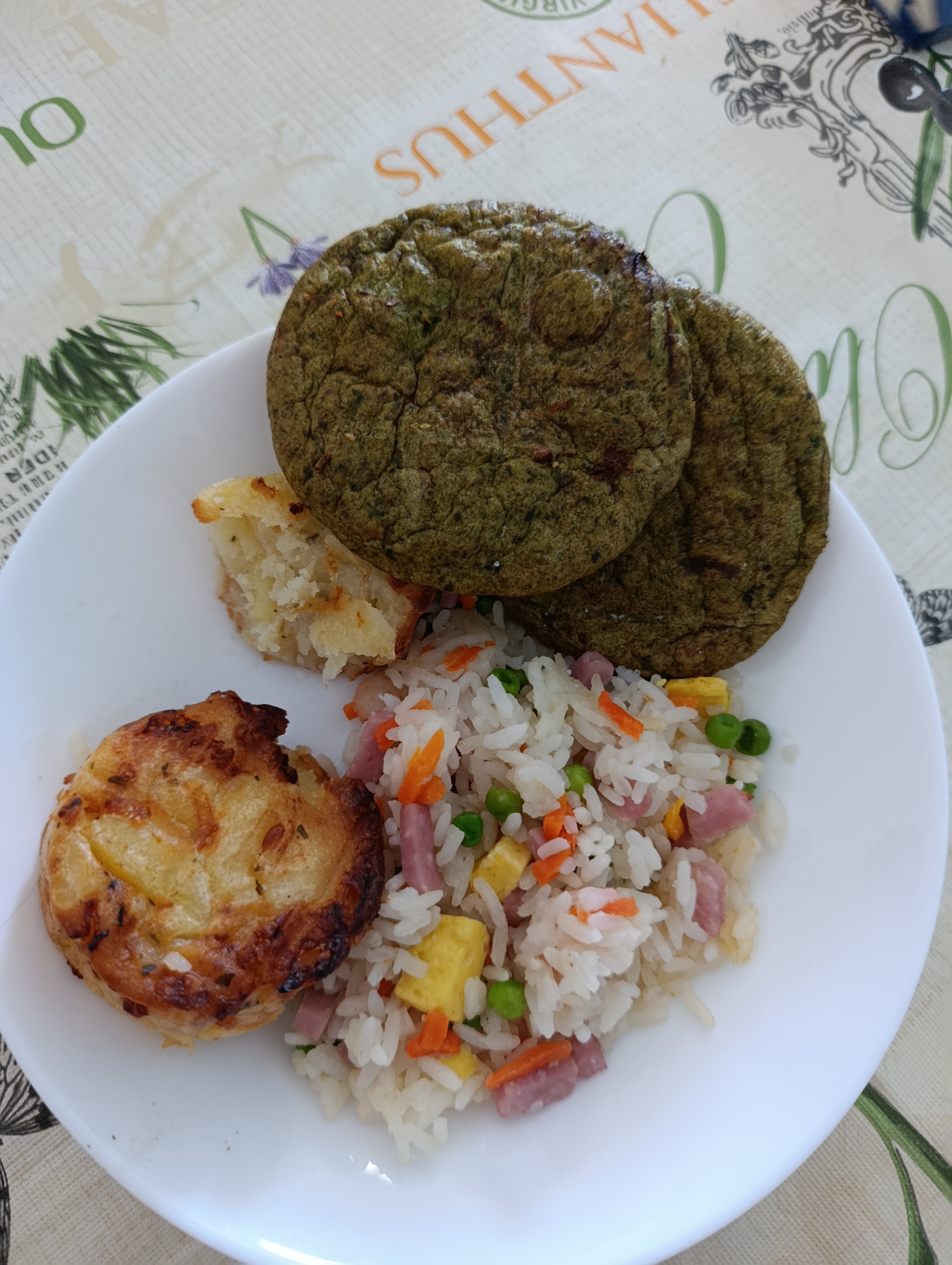 Arroz frito y tortitas verdes