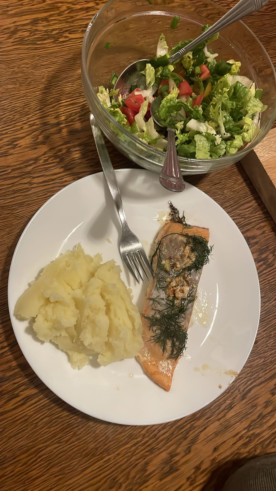 Łosoś z ziemniakami i sałatą