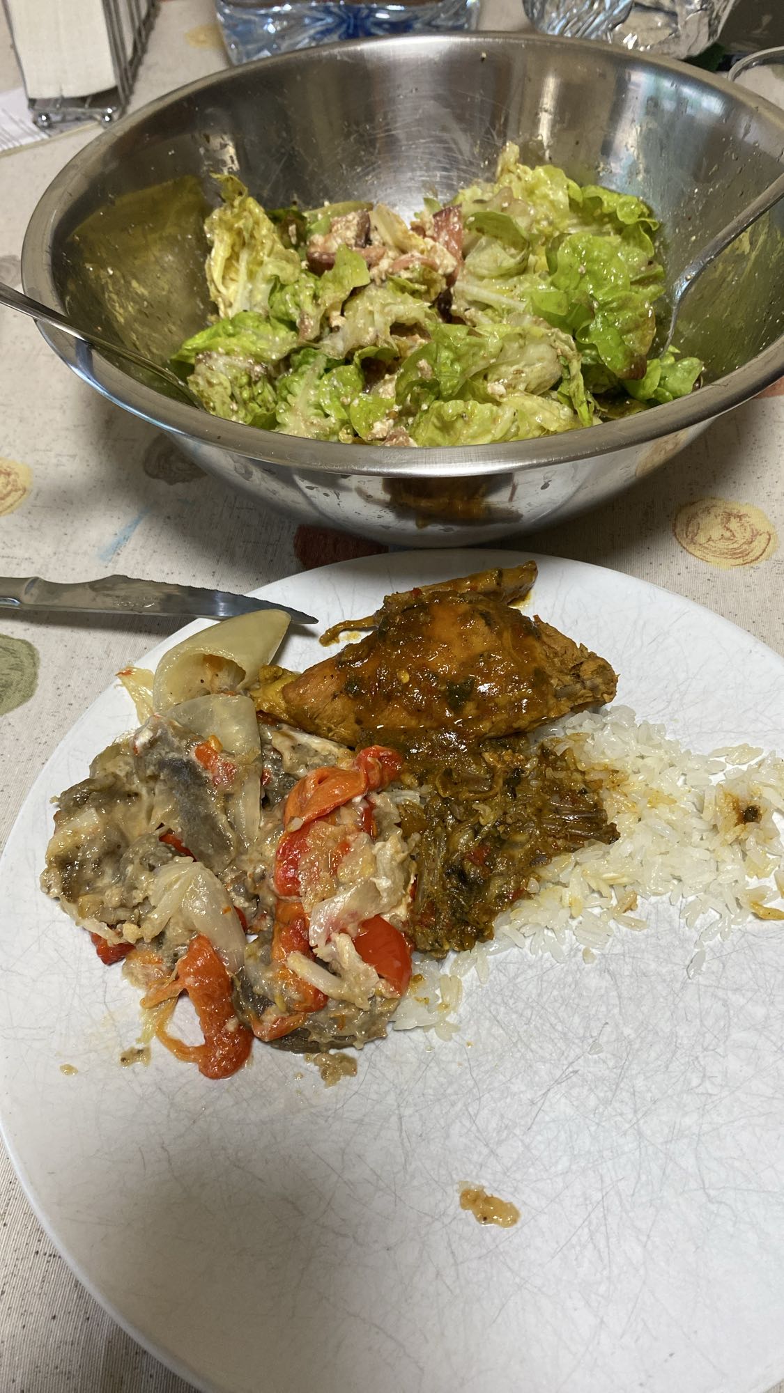 Pollo guisado con ensalada