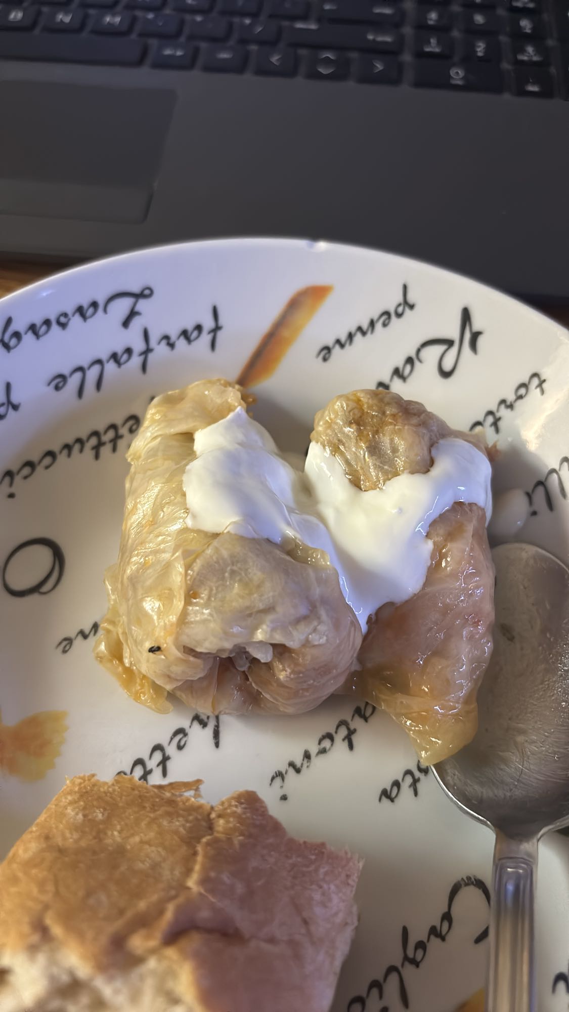 Töltött káposzta tejföllel