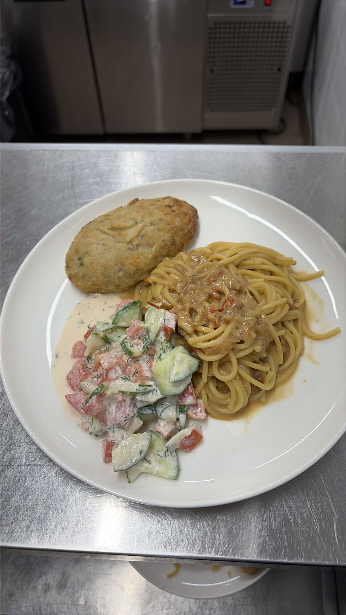 Котлета с пастой и салатом