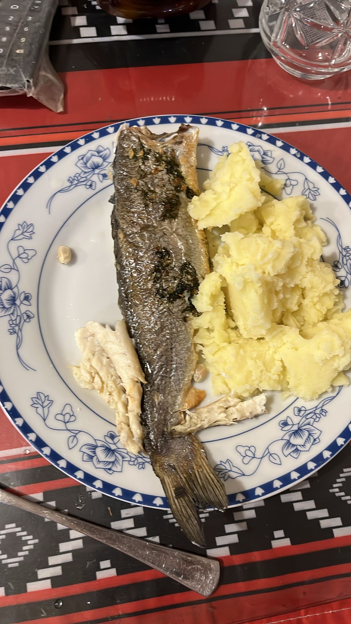 Печена риба с картофи