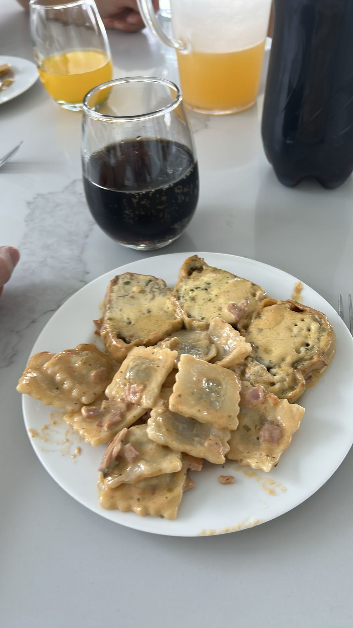 ravioles con salsa y refresco