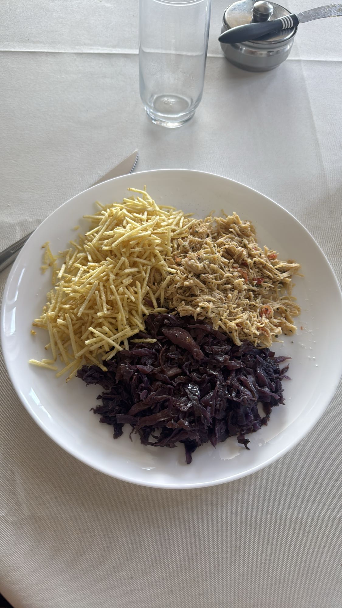 Frango, batata palha e repolho