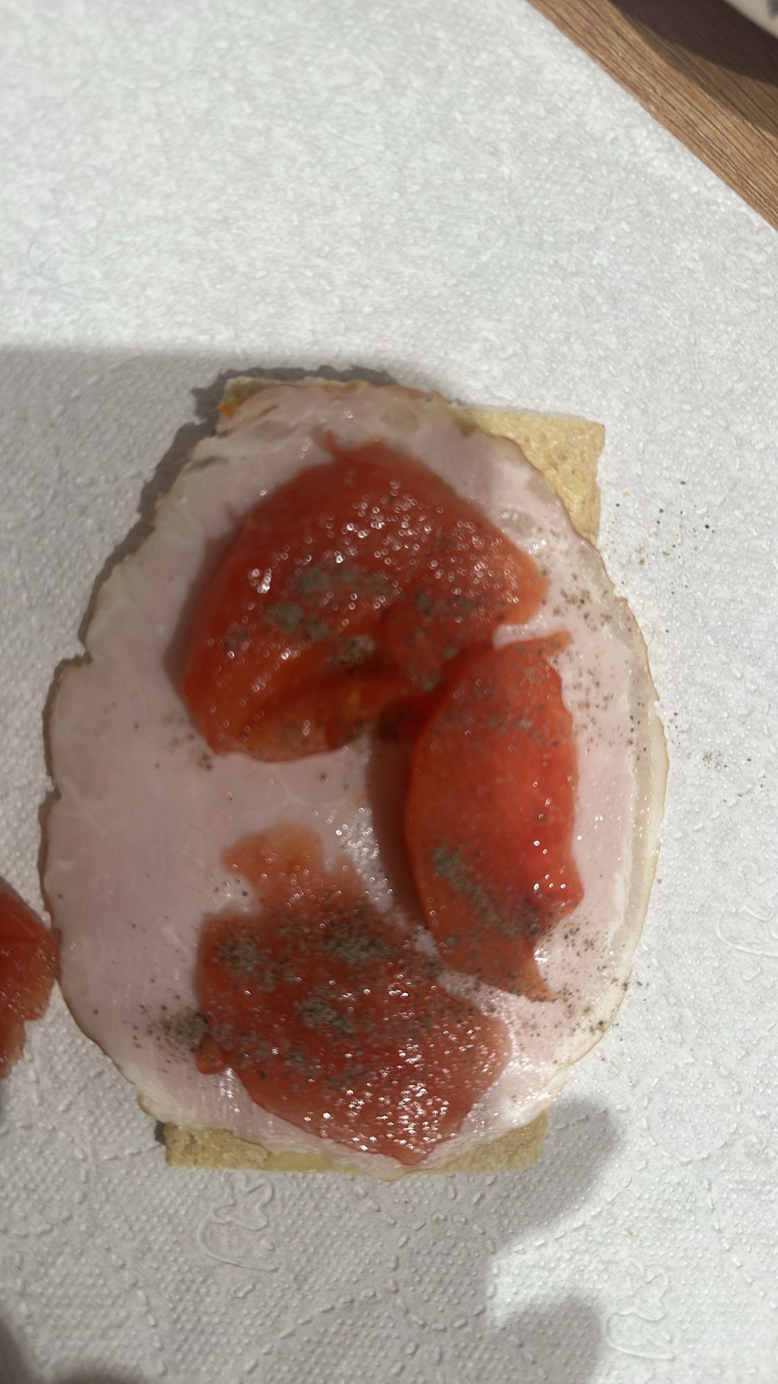 Chrupkie z szynką i pomidorem