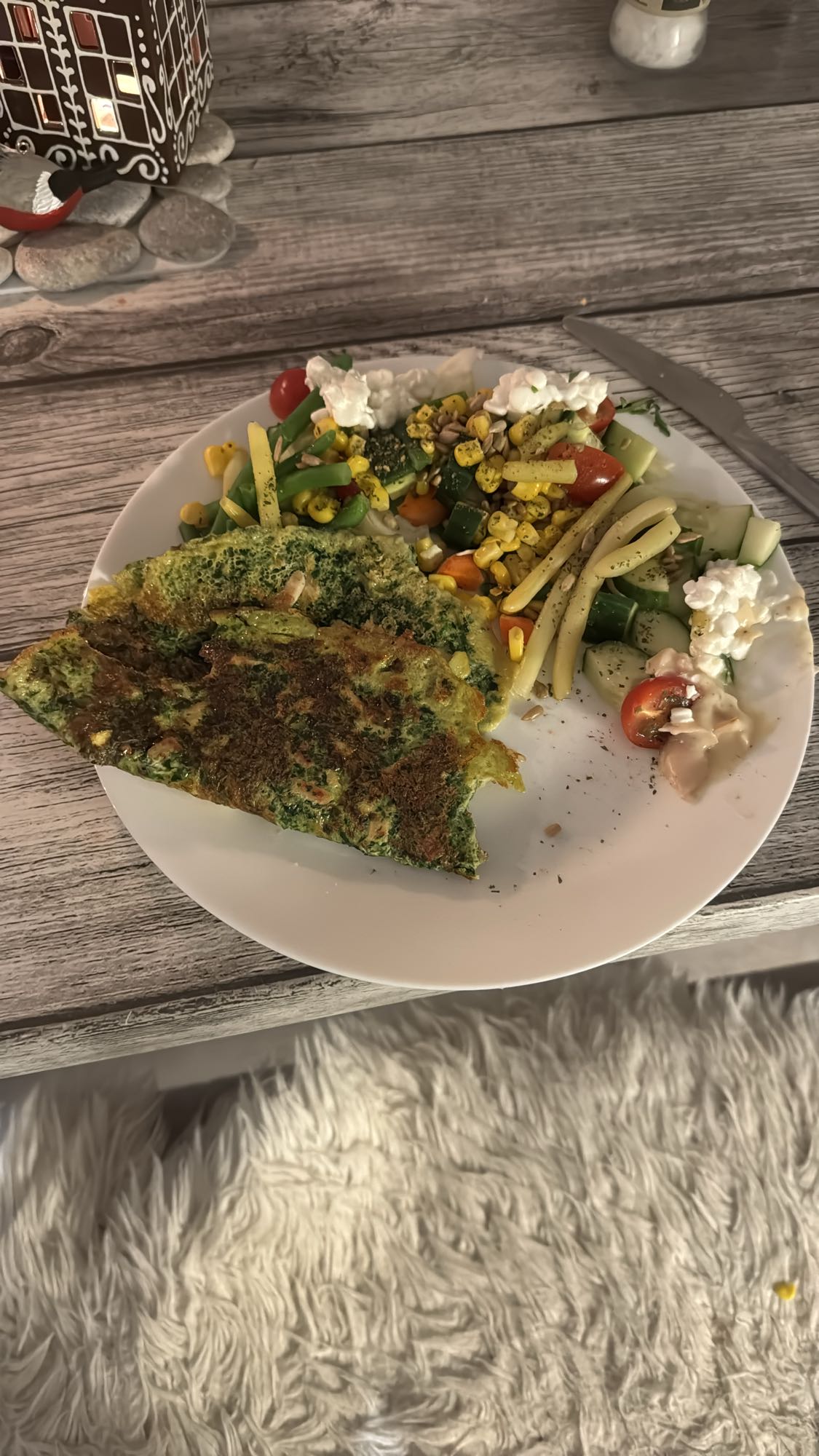 Grön omelett med sallad