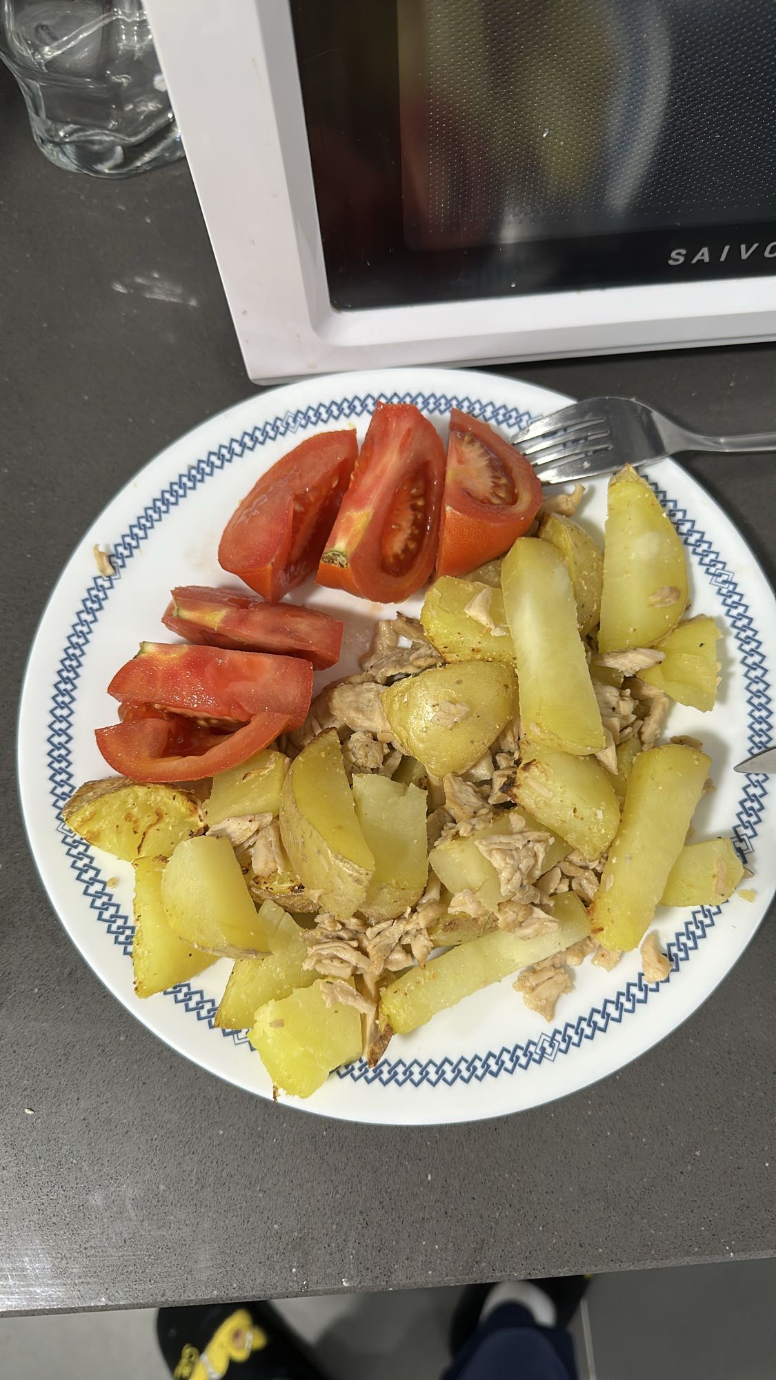 Pollo con papas y tomate