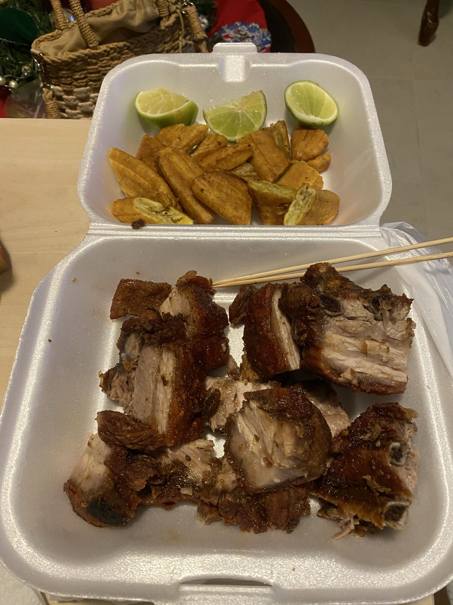 Chicharrón con plátano frito