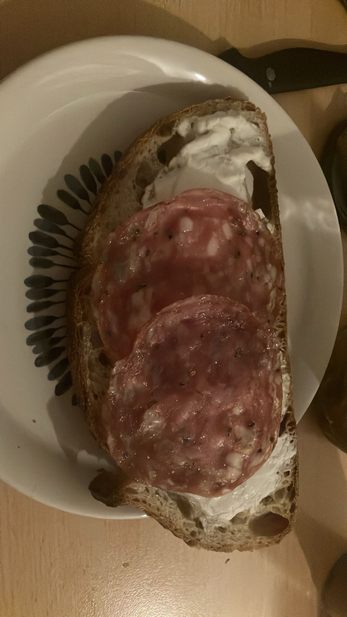 Pão com salame e requeijão