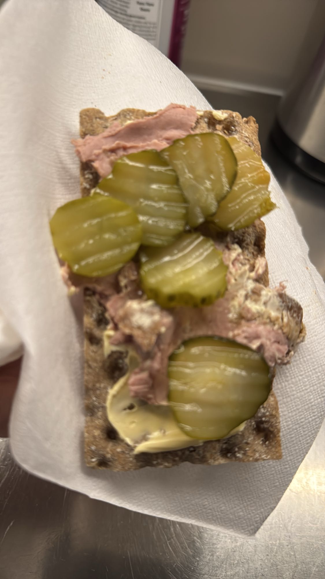 Knäckebröd med leverpastej