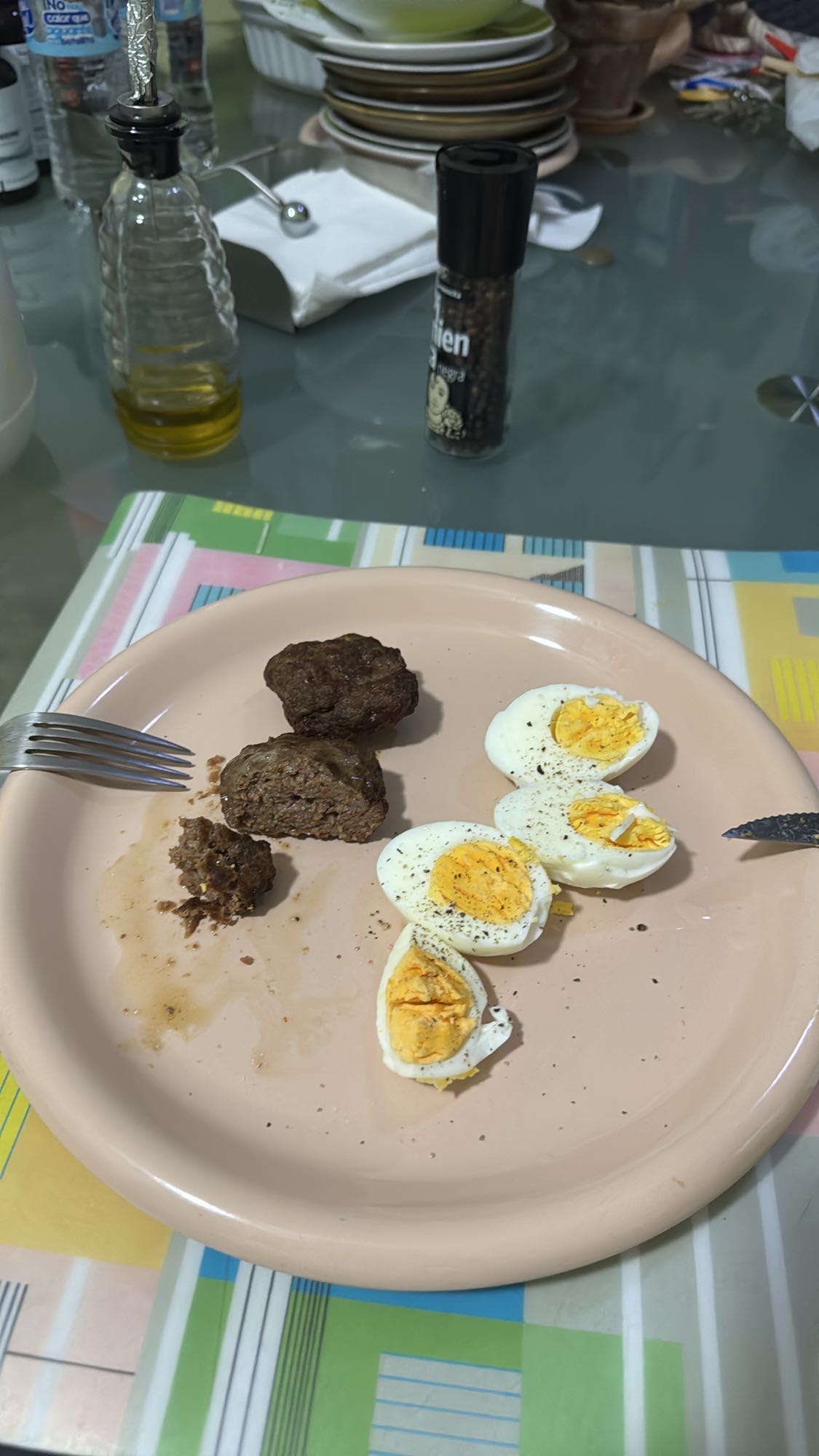 Albóndigas y huevo duro