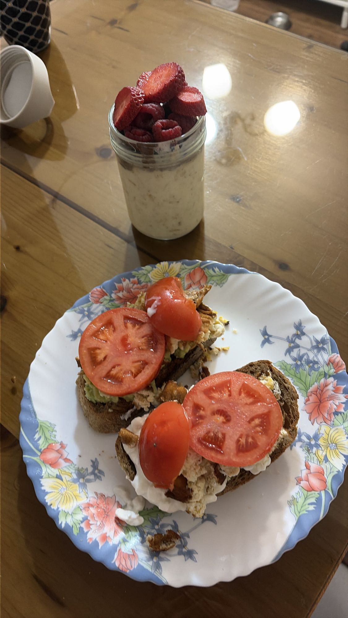 Mic dejun cu pâine neagră, avocado, omletă și desert proteic
