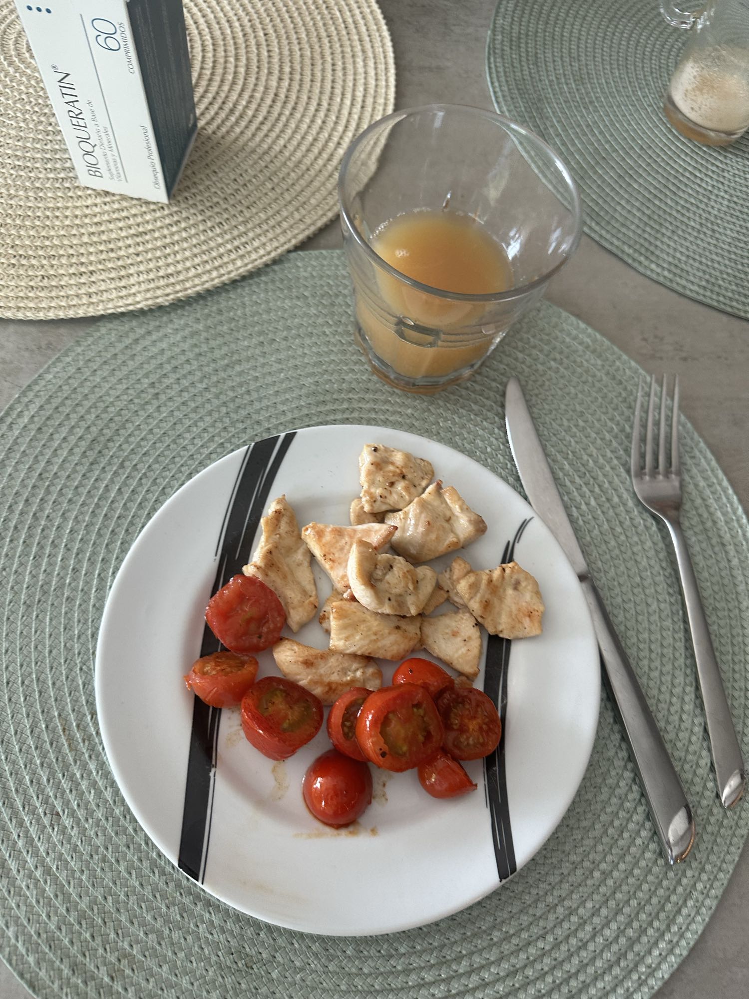 Pollo con tomates