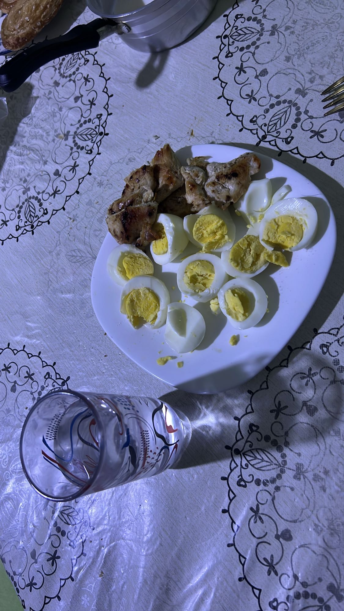 œufs et poulet grillé