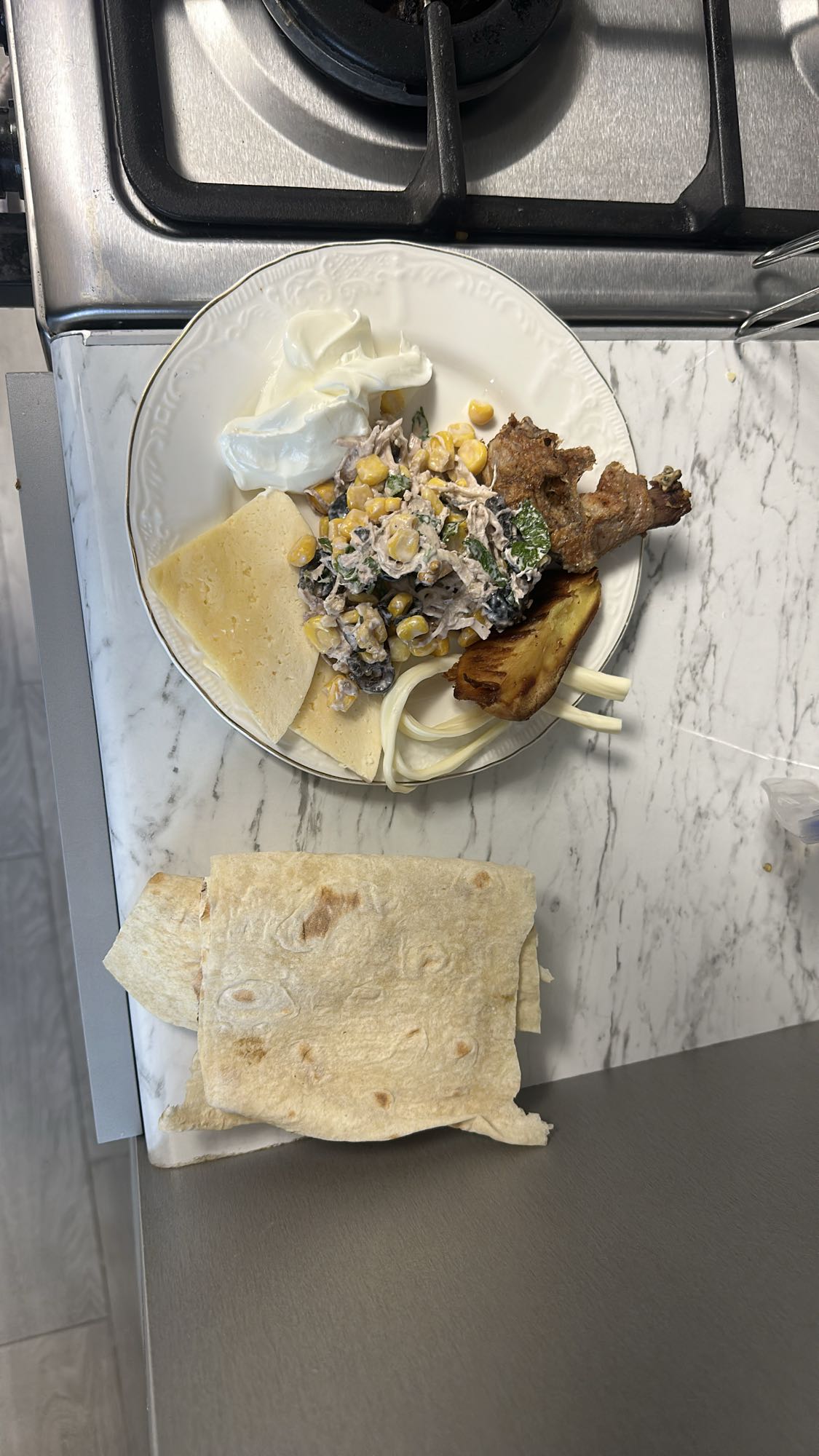 тарелка с мясом и лепешкой