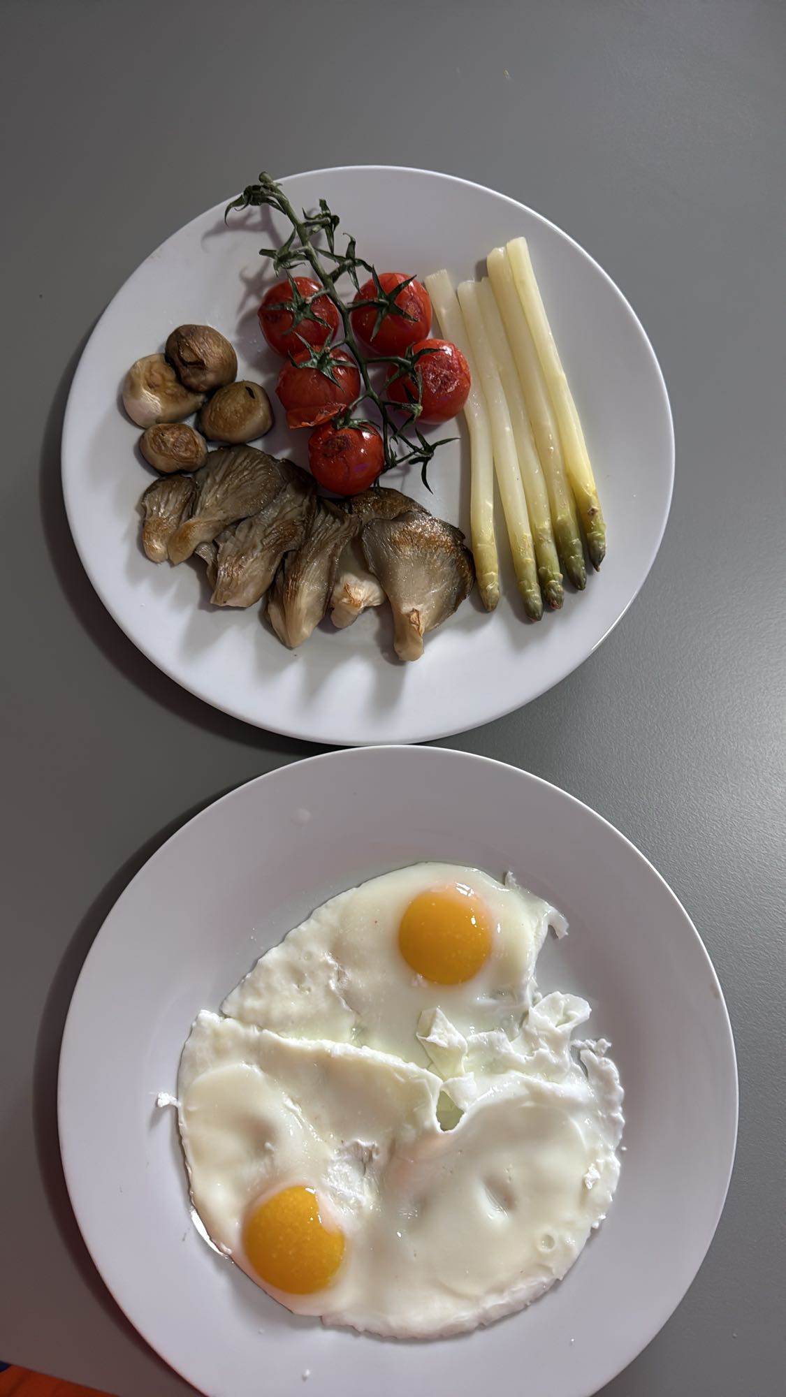 Mic dejun cu ouă și legume