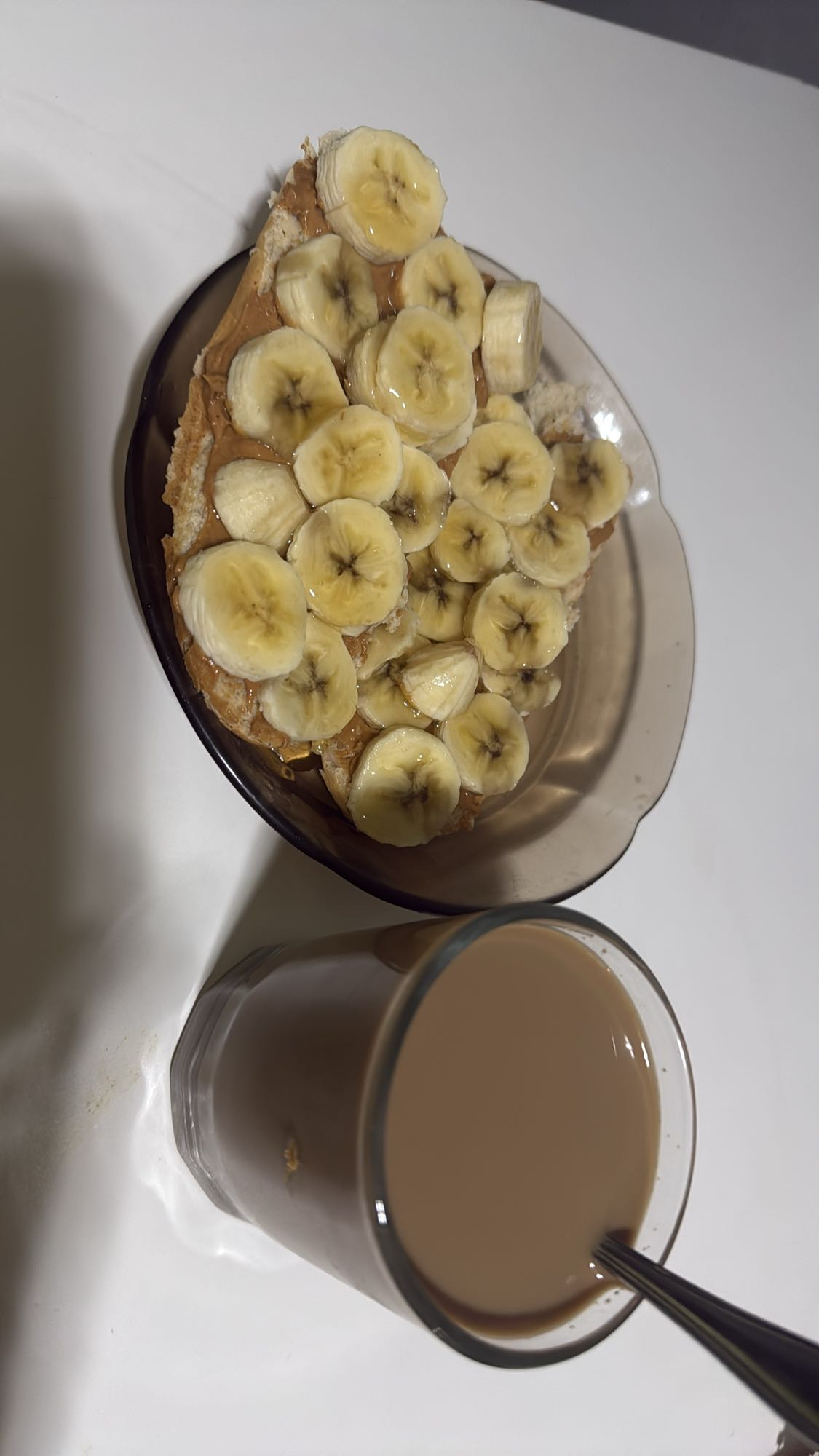 Tostada de plátano y café