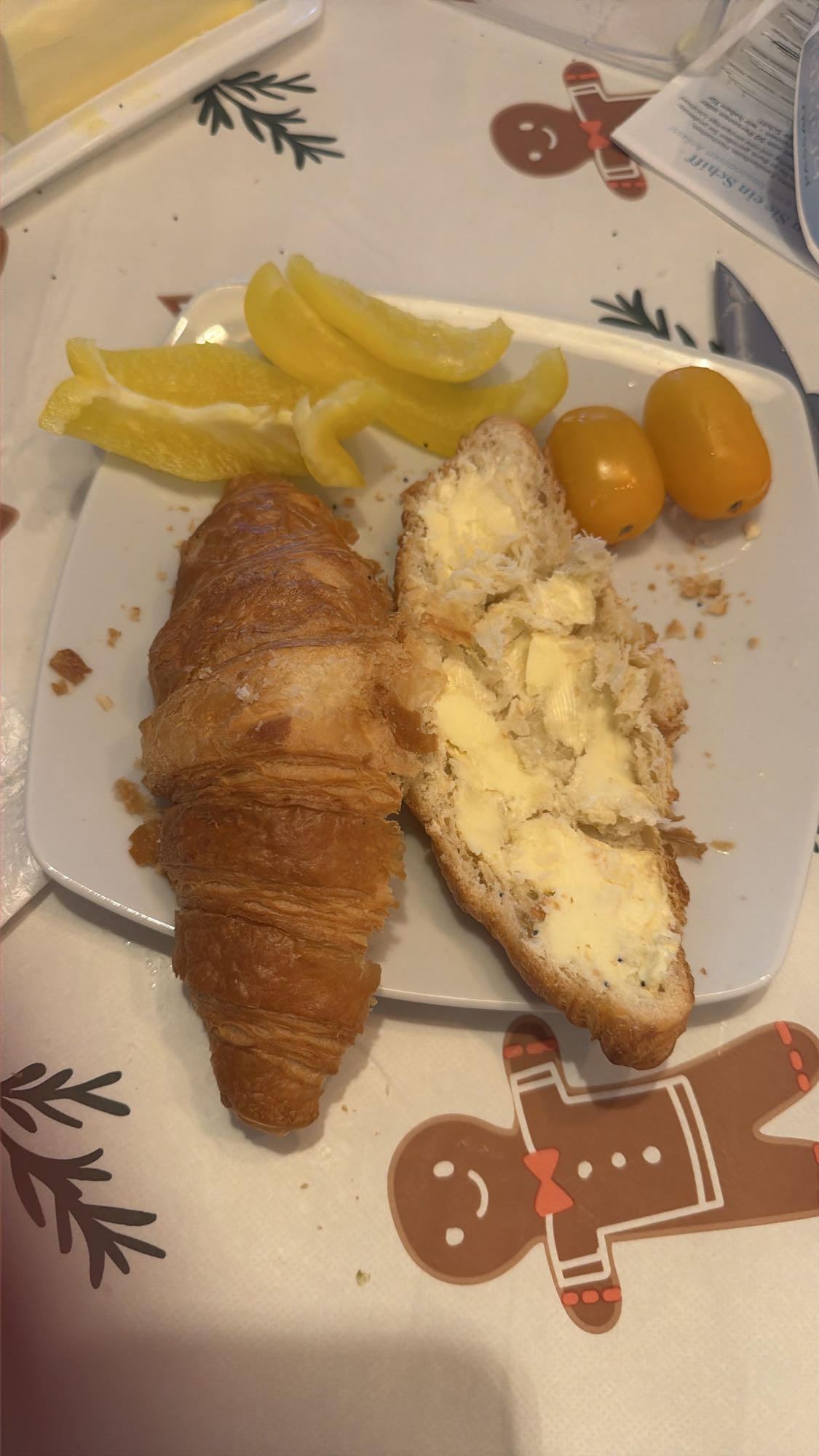 Croissant mit Butter und Gemüse