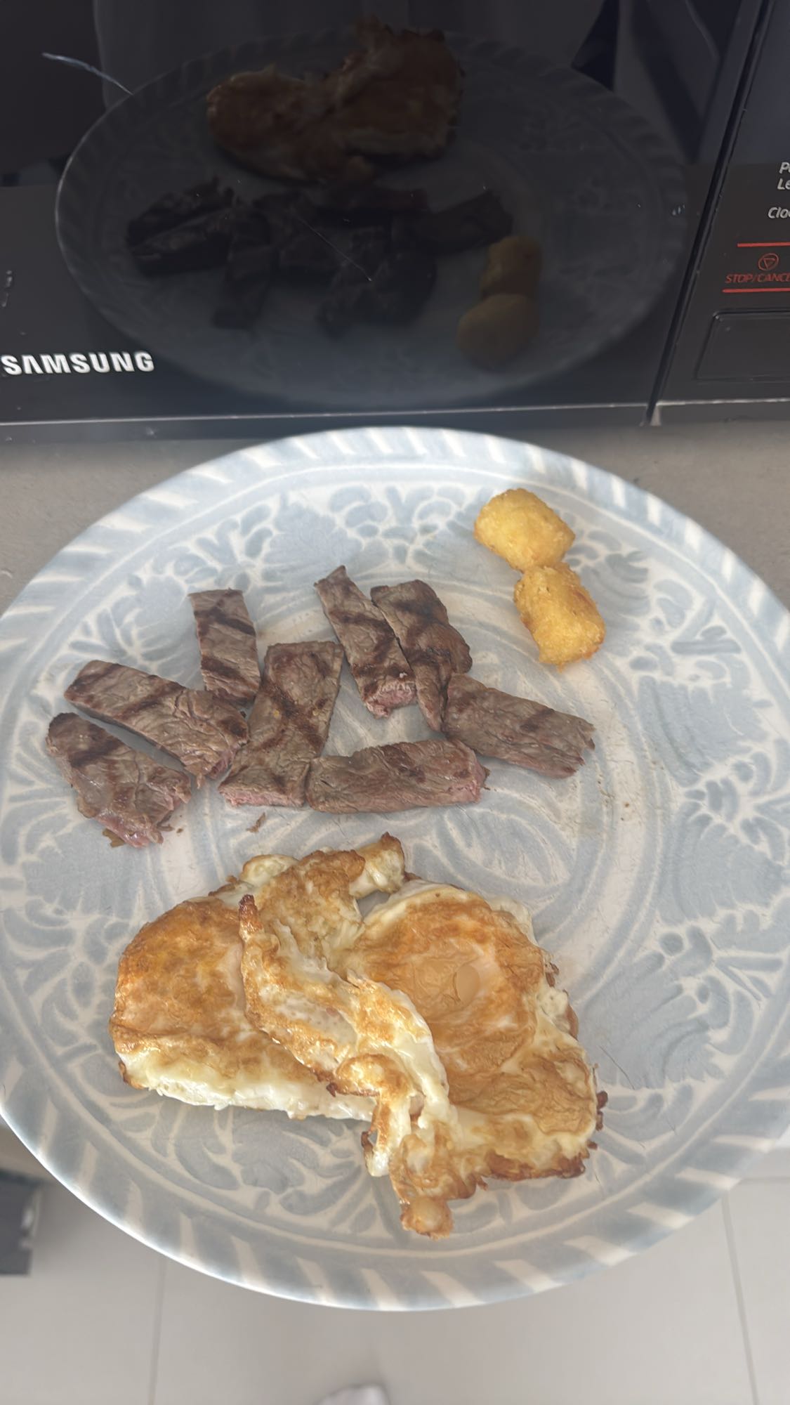 Huevos con carne y papas