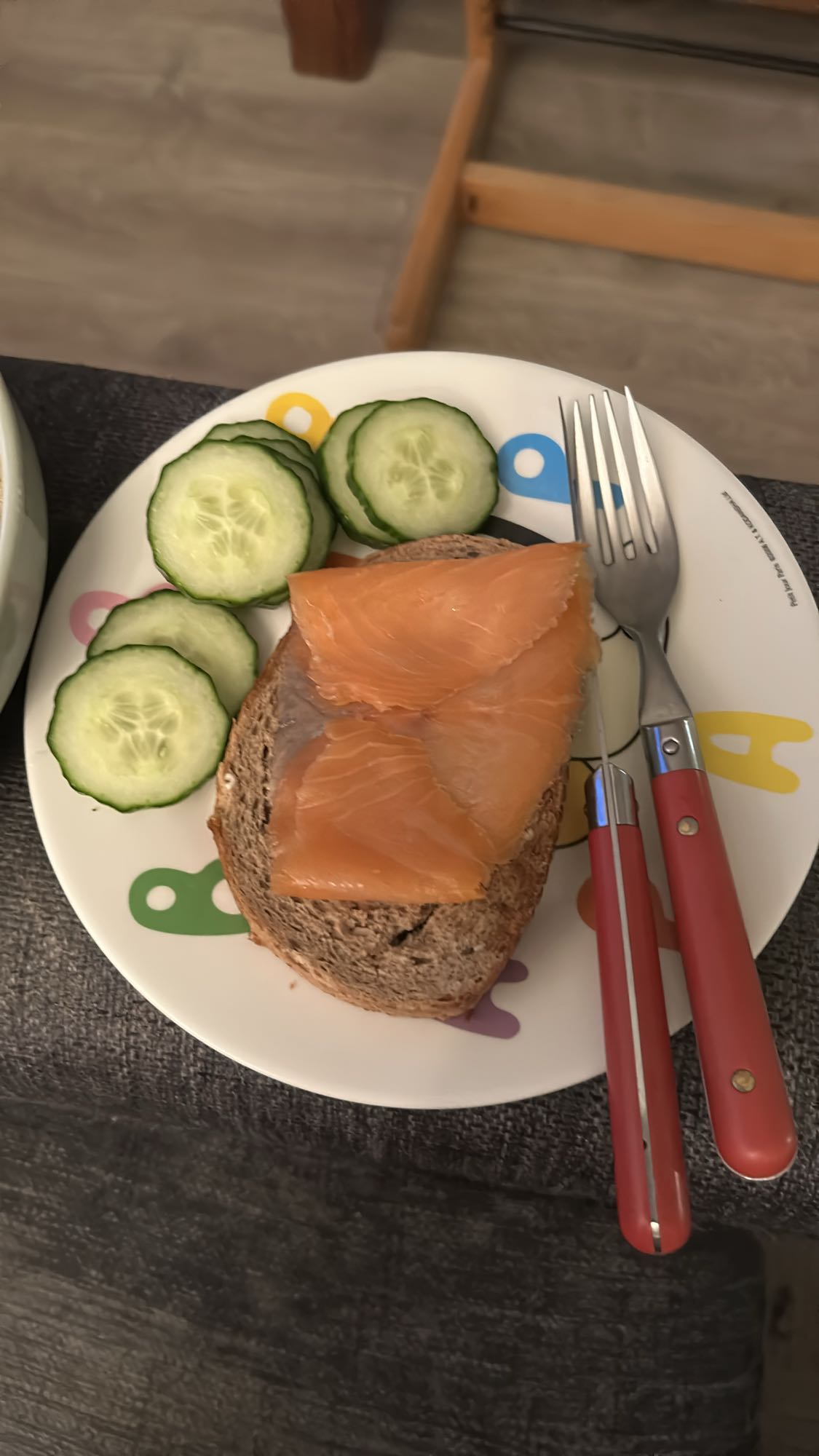 Laksesmørbrød med agurk
