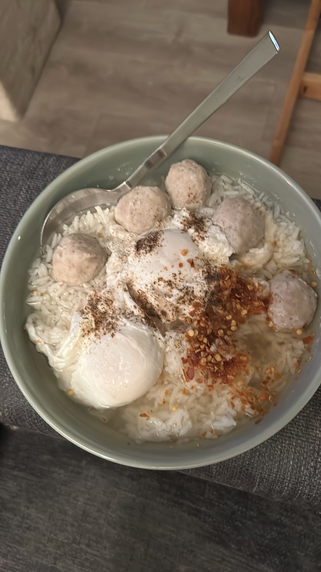 Risgrøt med kjøttboller og egg