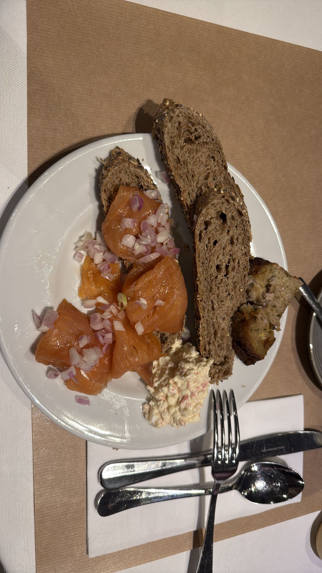 Gerookte zalm met brood