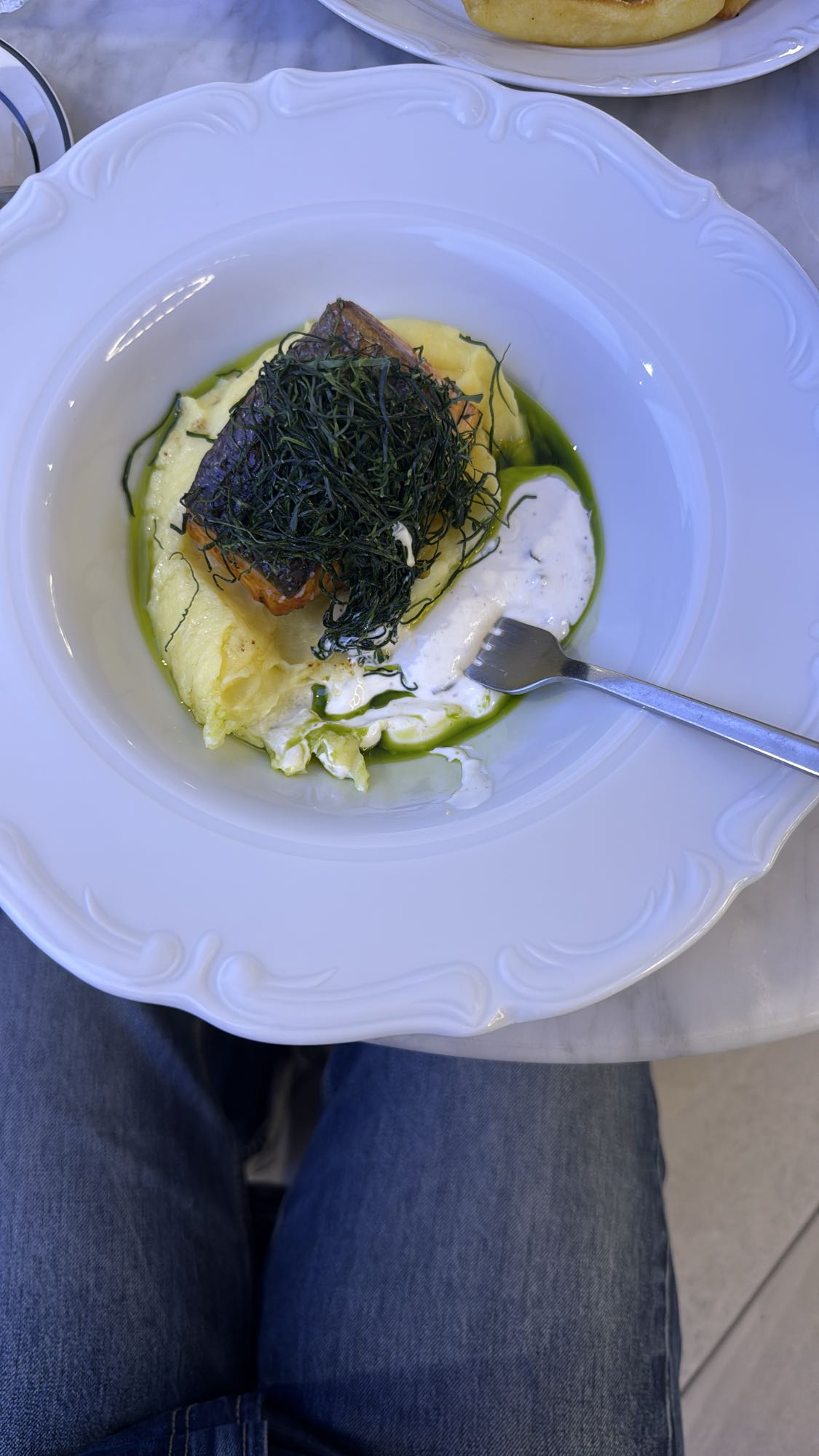 лосось с пюре и соусом