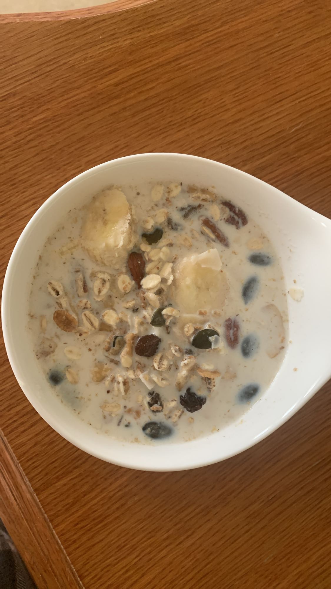 Owsianka z owocami i orzechami