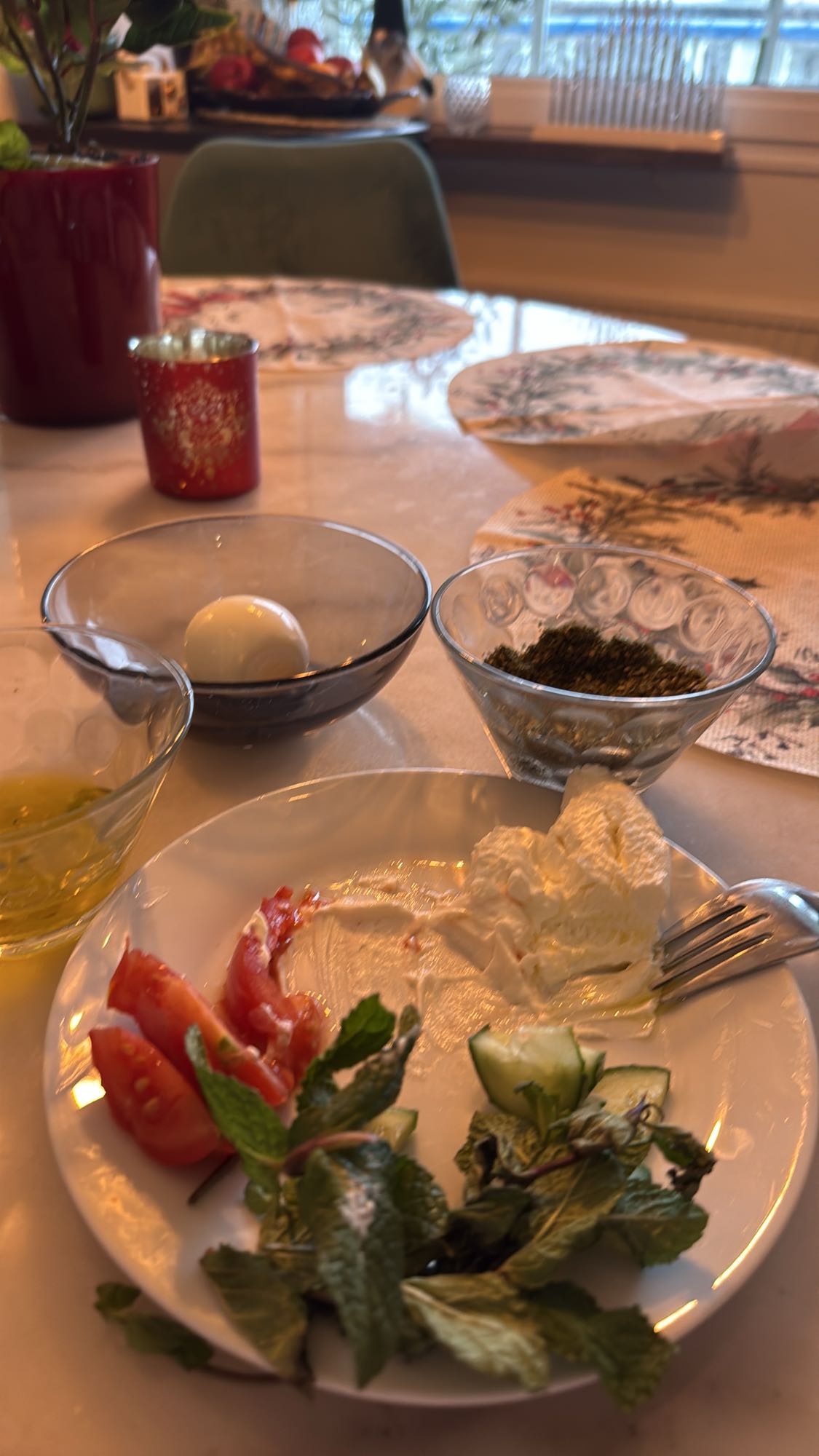 Frukosttallrik med örter