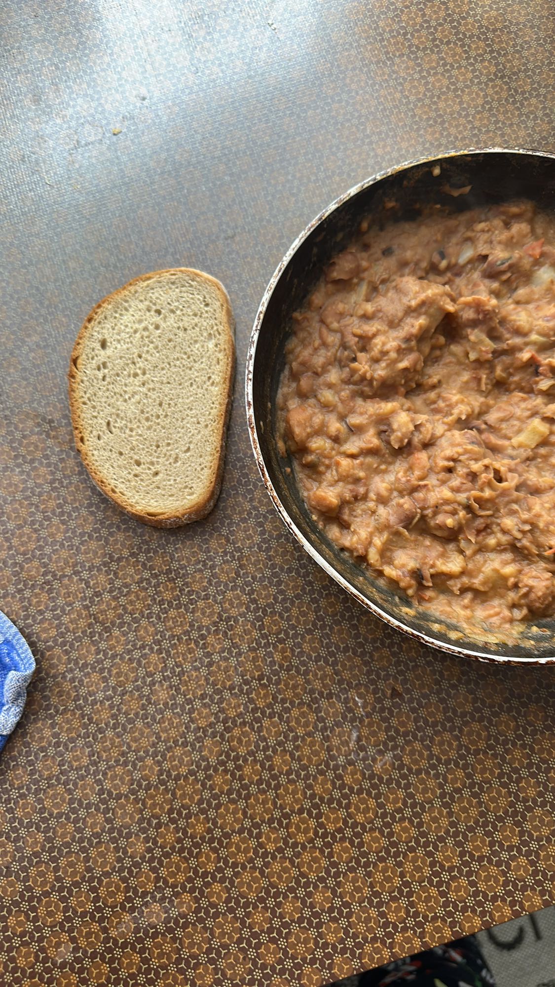 Bohnenpfanne mit Brot