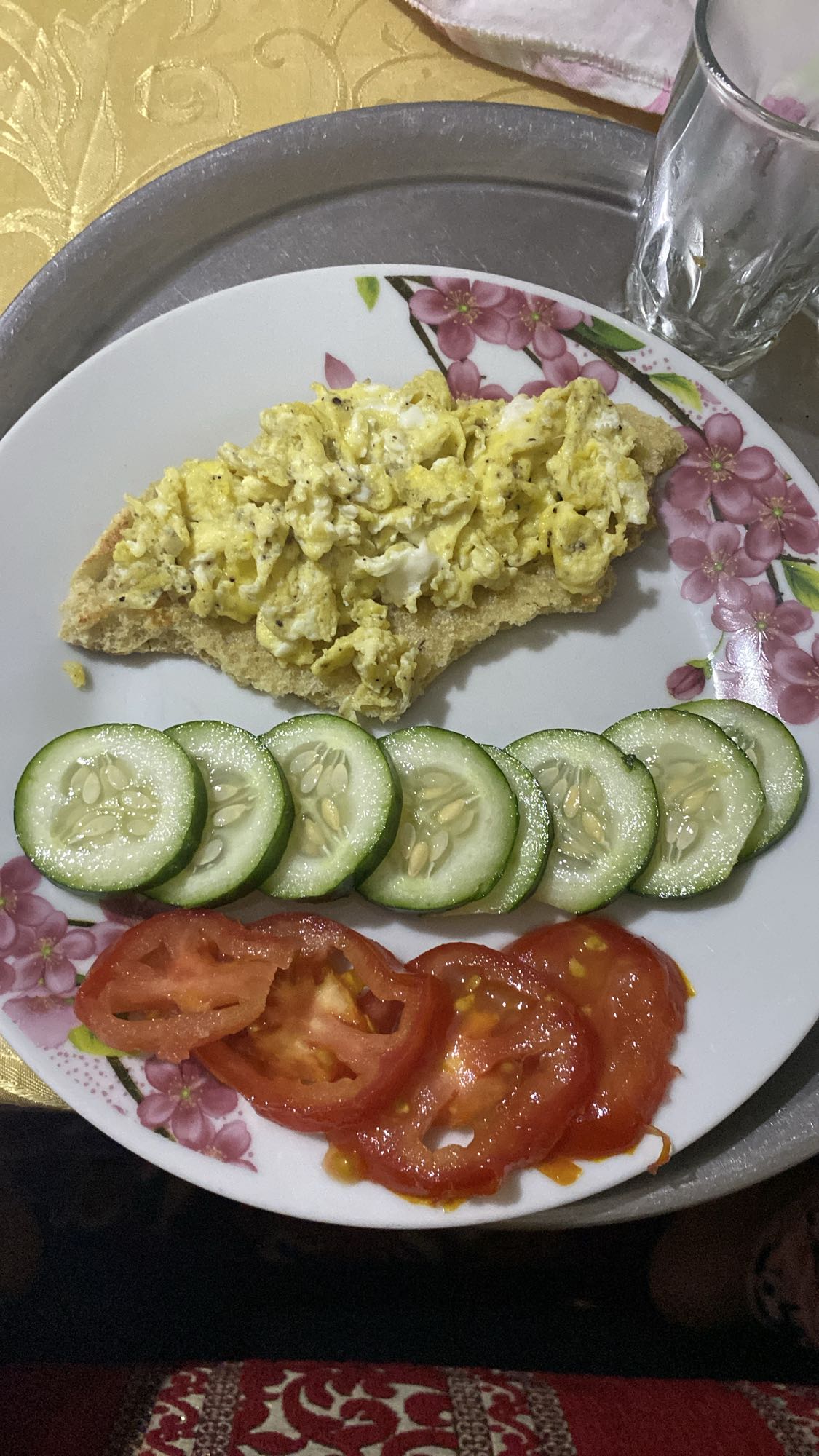 Oeufs sur pain avec légumes