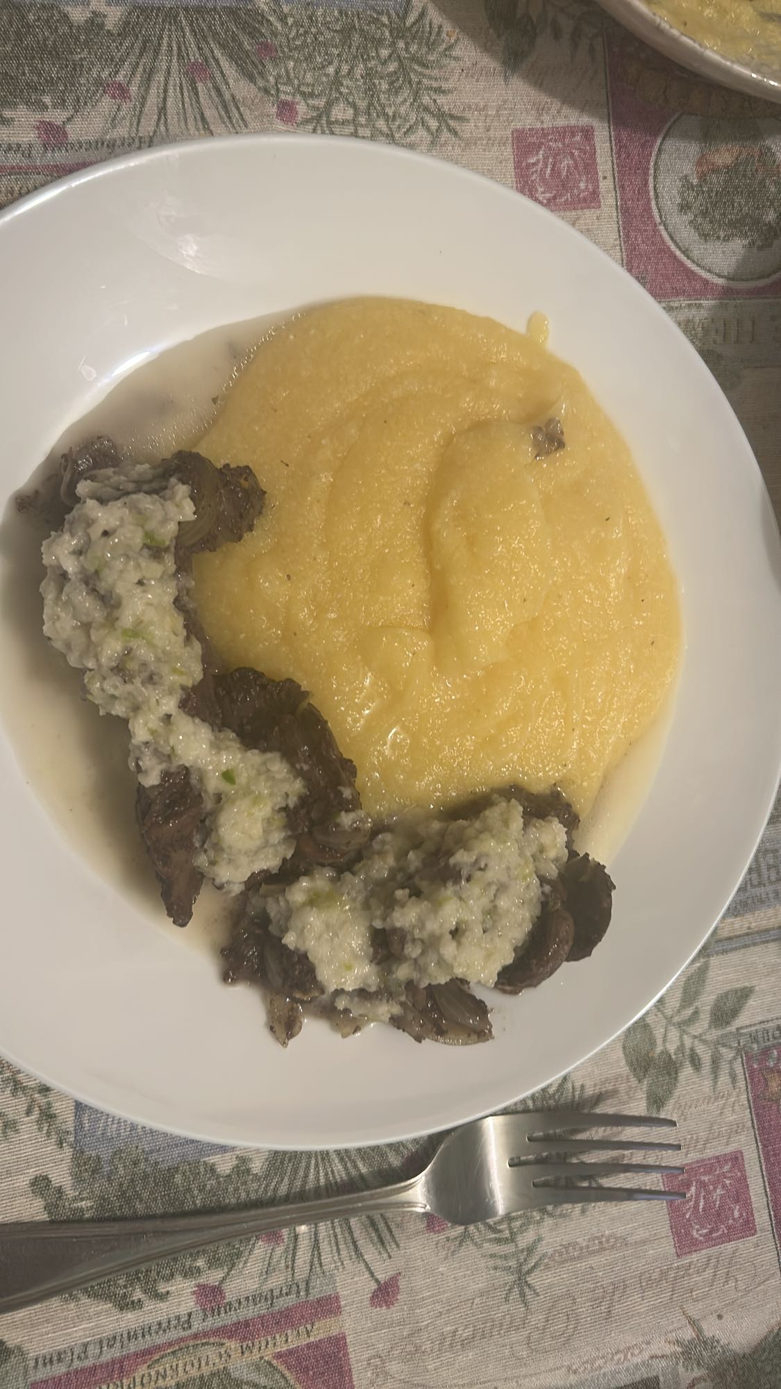 Mămăligă cu tocăniță