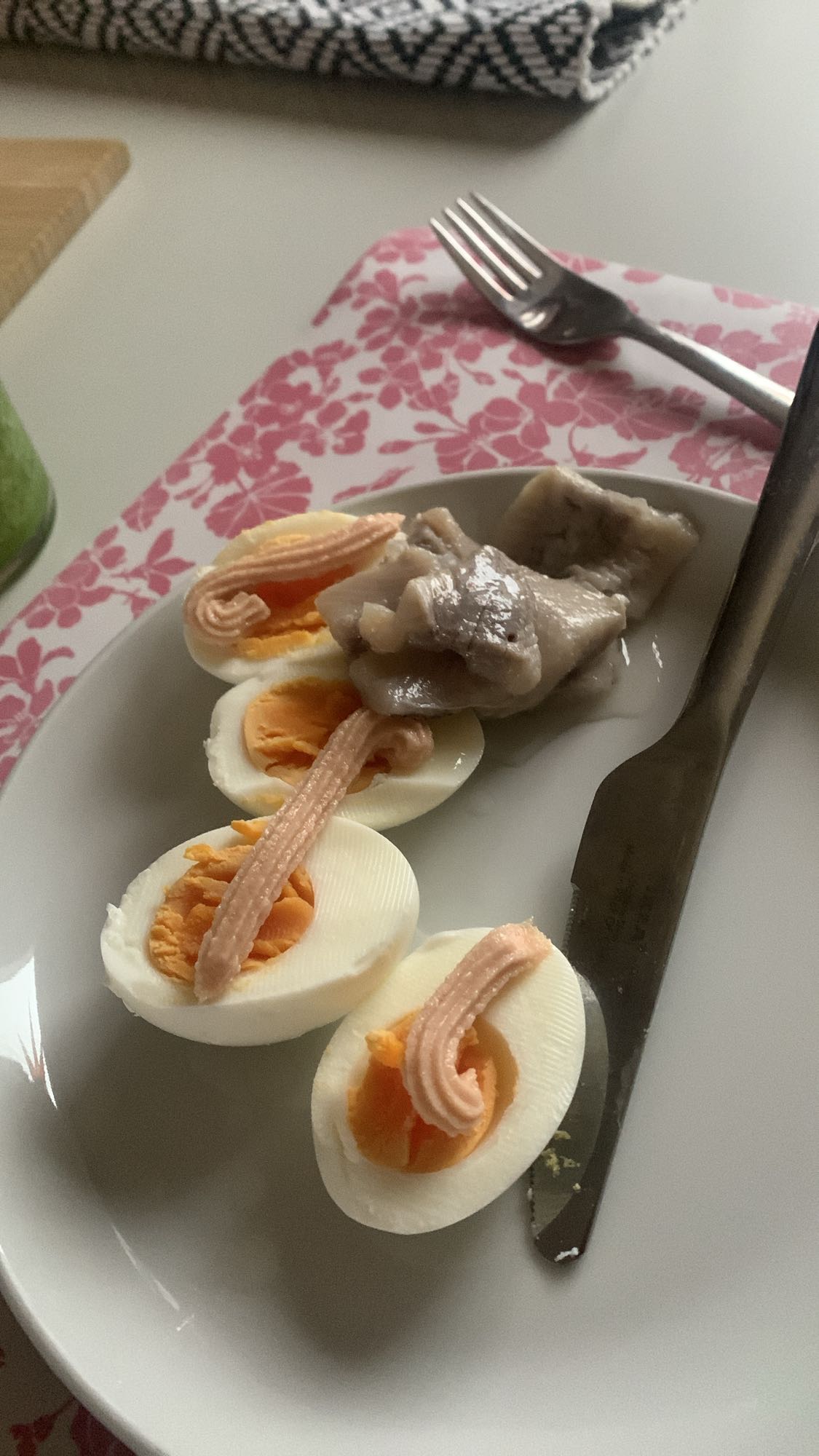Ägg med kaviar och sill