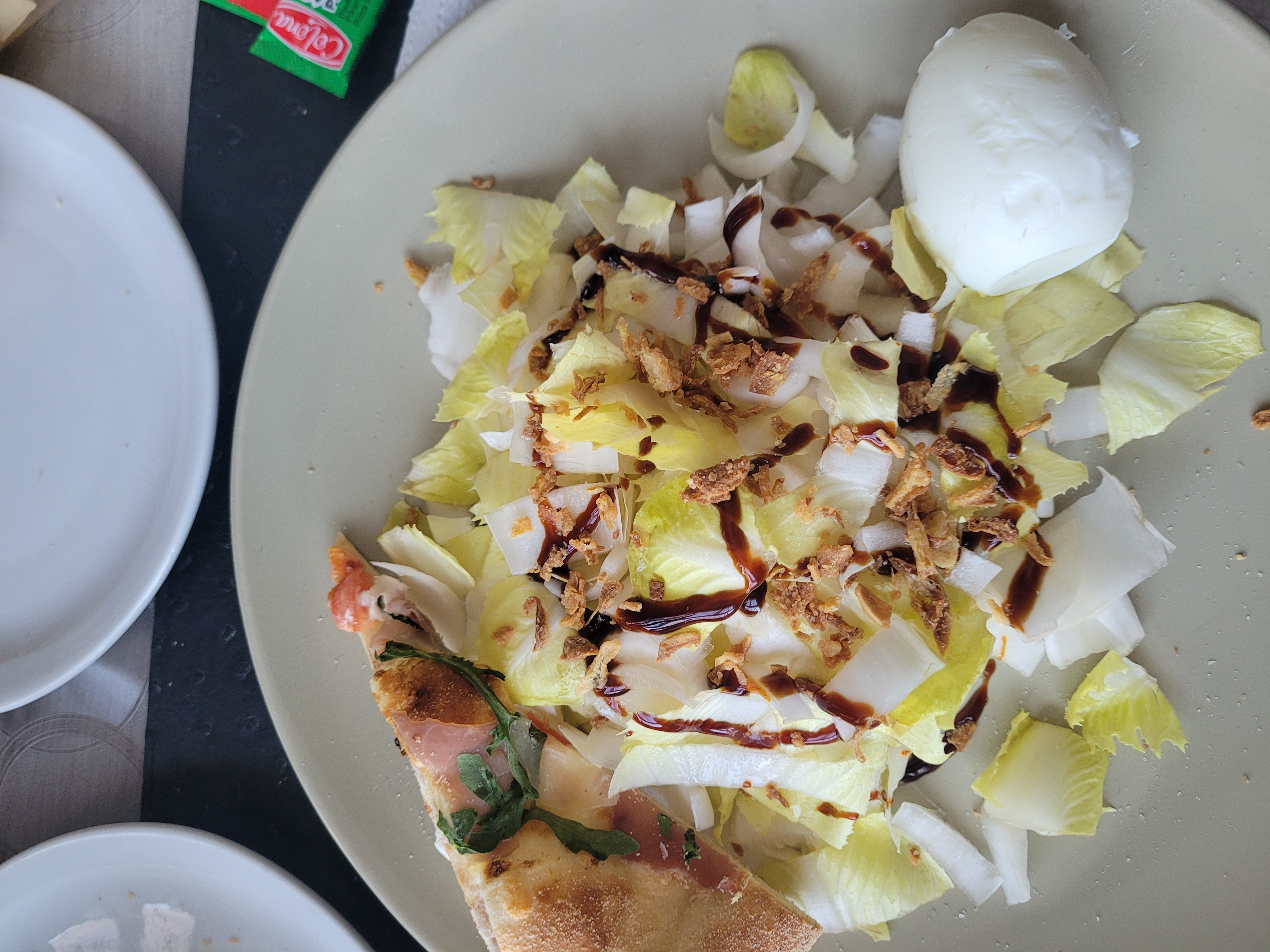 Salade œuf et pizza