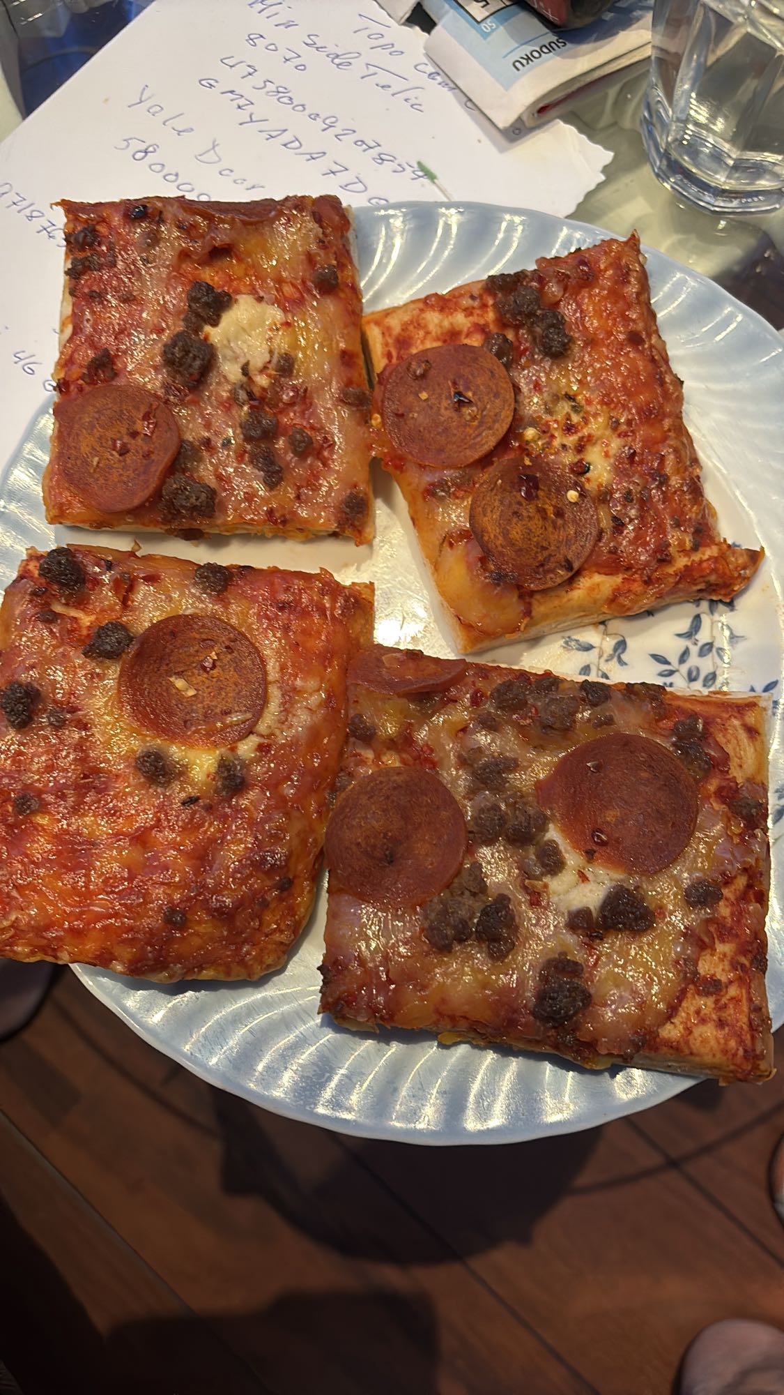 Firkantet pepperonipizza