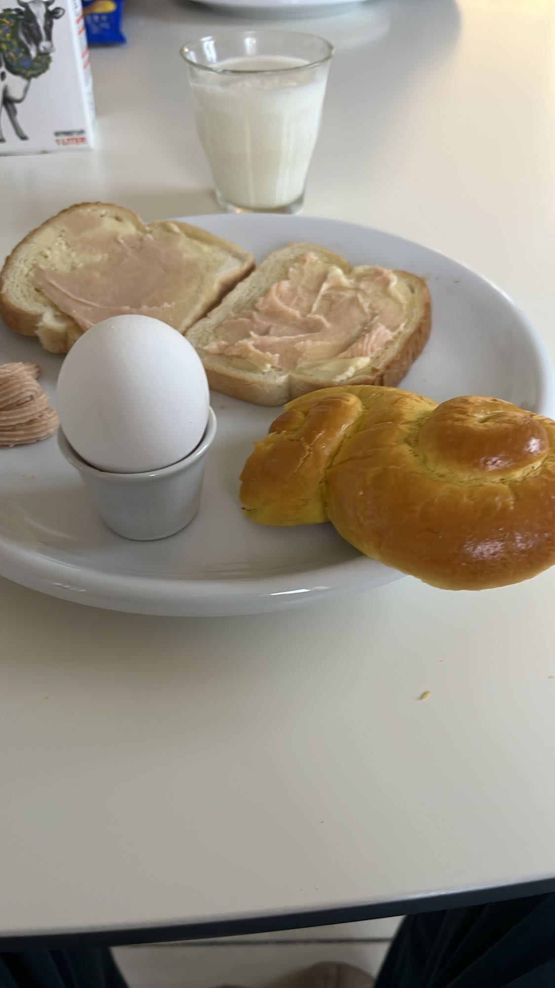 Frukost med bröd och ägg