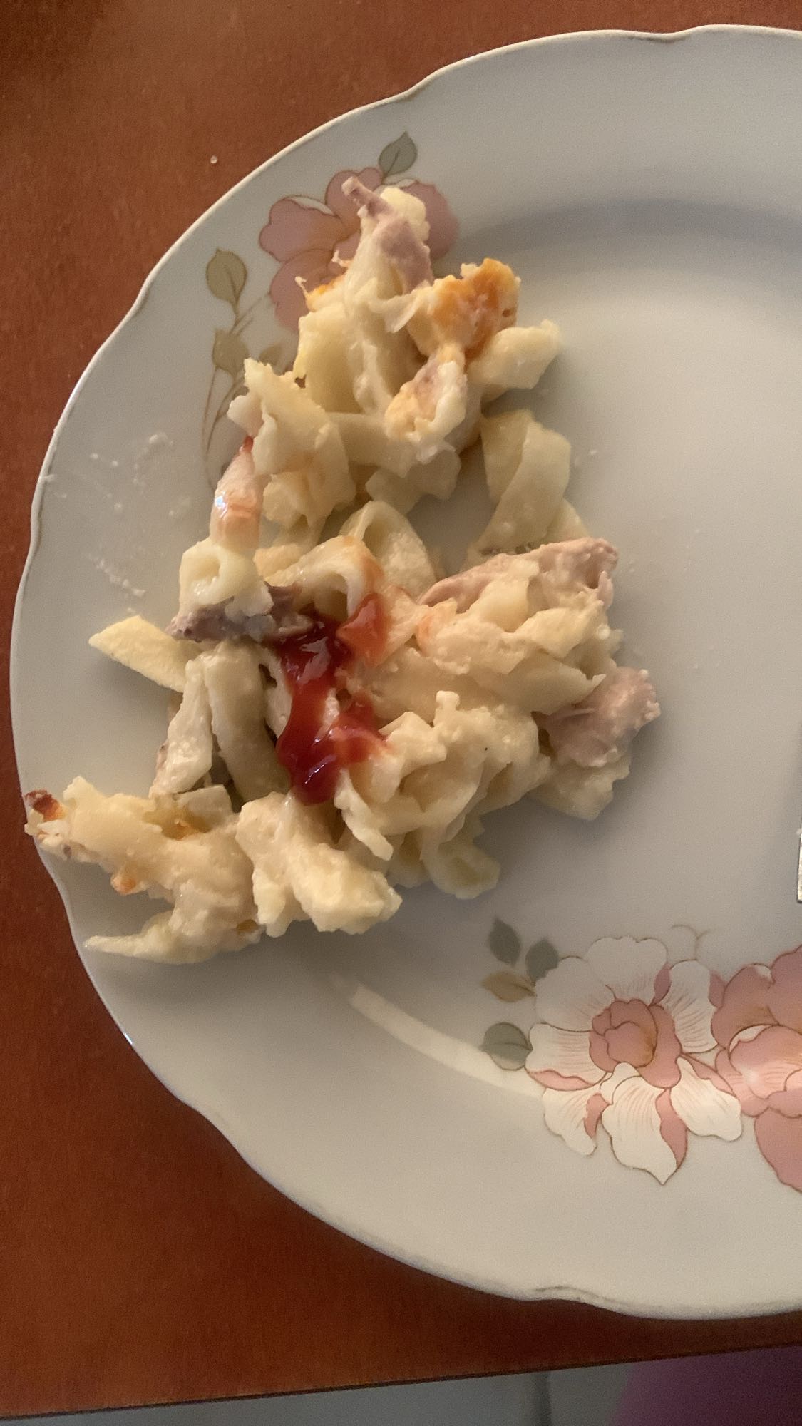 Creamy pasta with ham