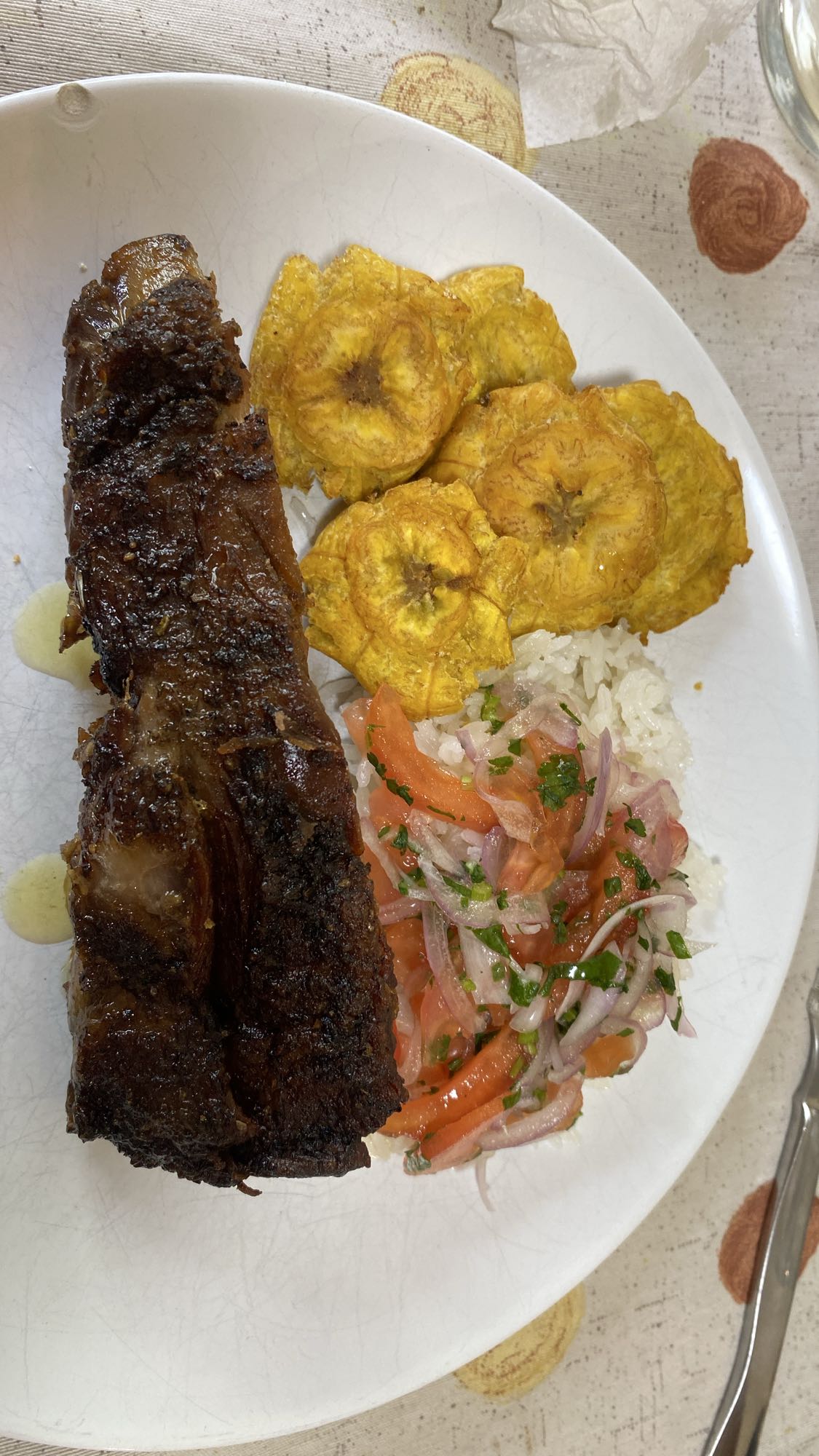 Costilla con patacones