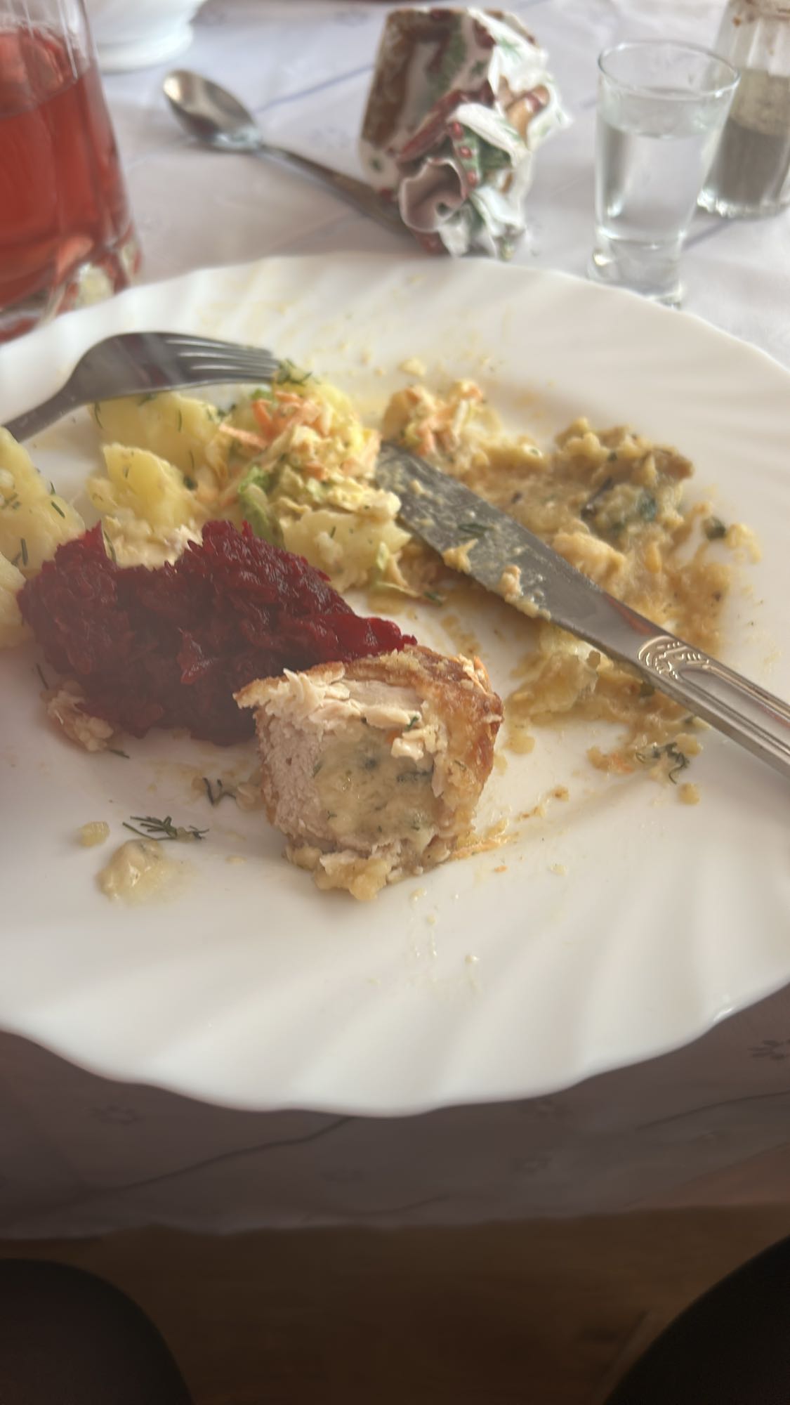 Kotlet z ziemniakami i buraczkami