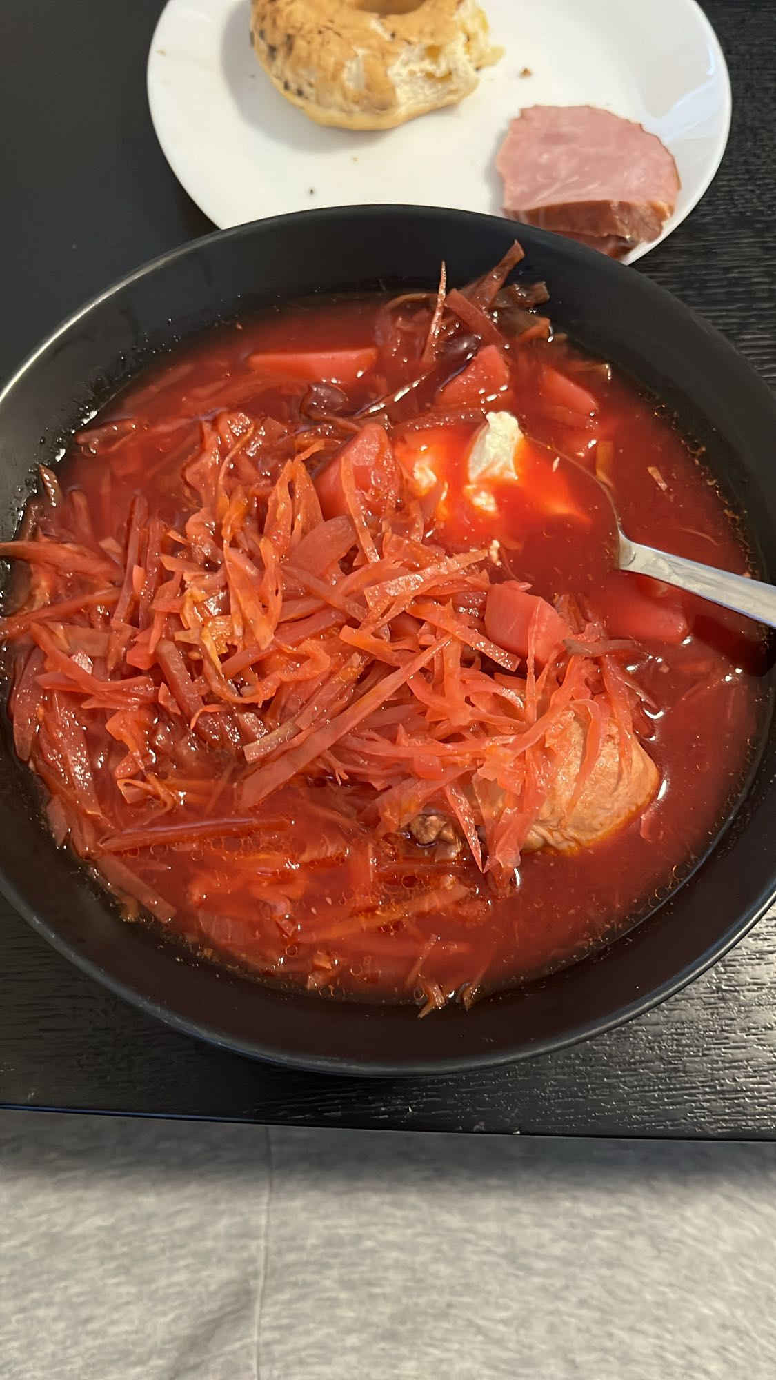 борщ с булочкой и ветчиной