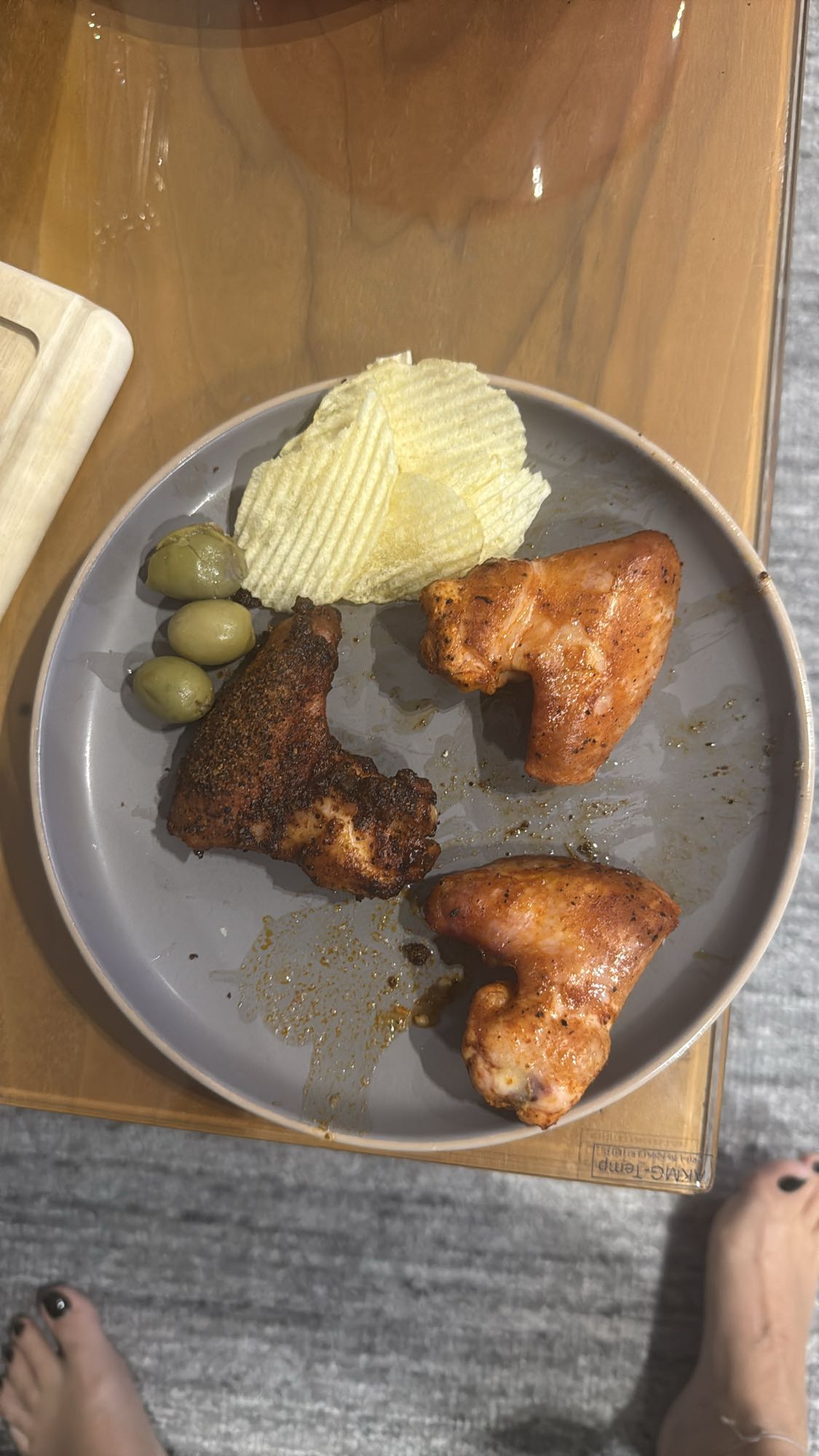 Chicken wings and chips plate