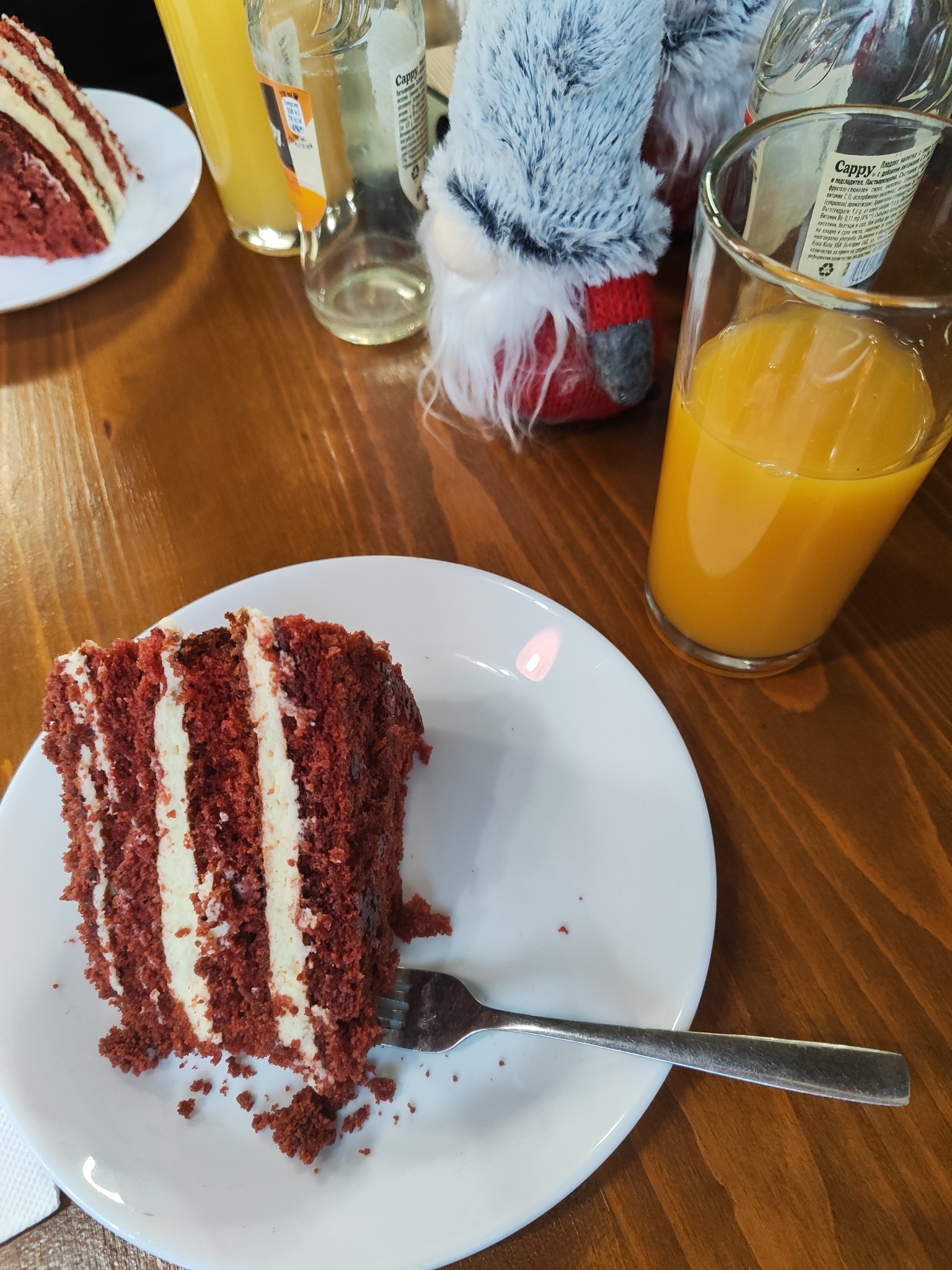 Red velvet cake & orange juice