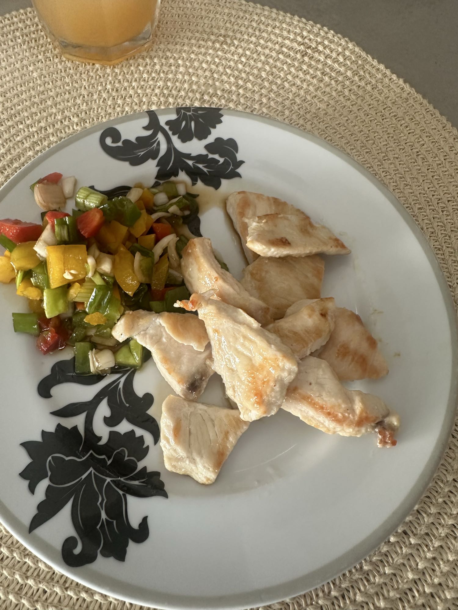 Pollo con verduras salteadas