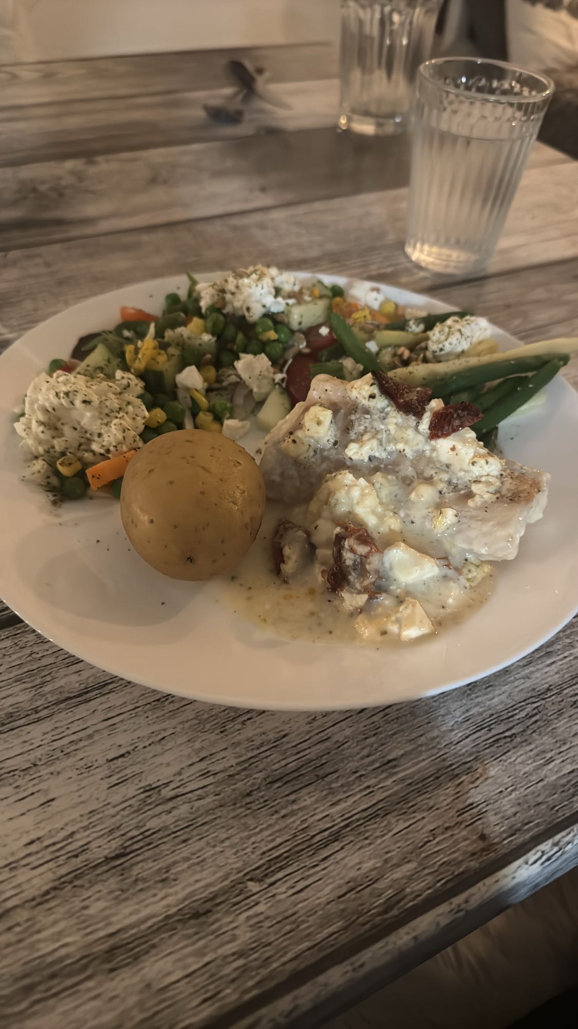 Fisk med potatis och sallad