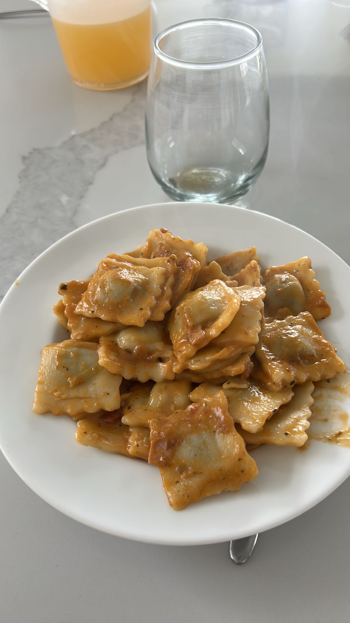 Ravioles con salsa de tomate