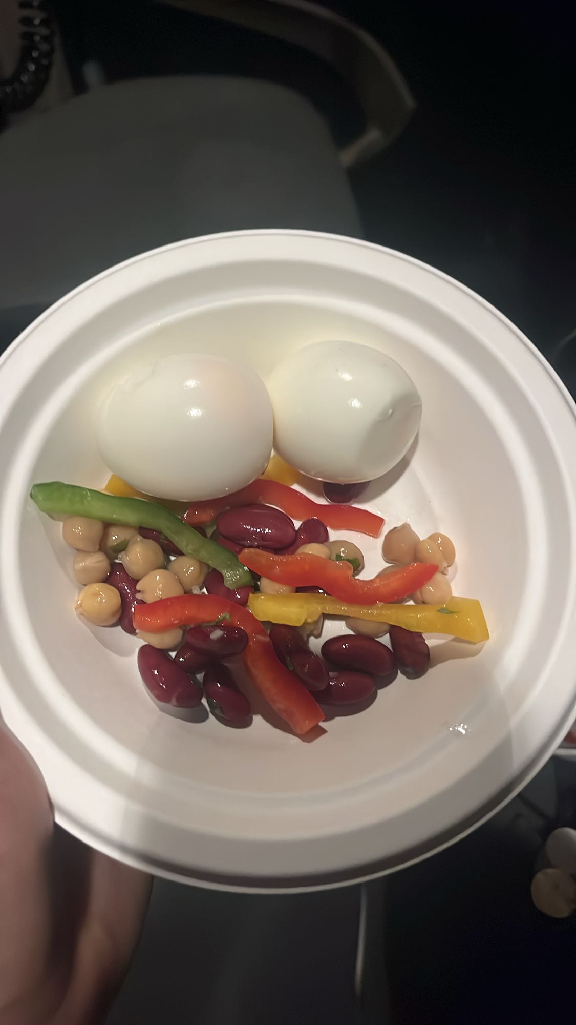 Salată cu ouă și legume