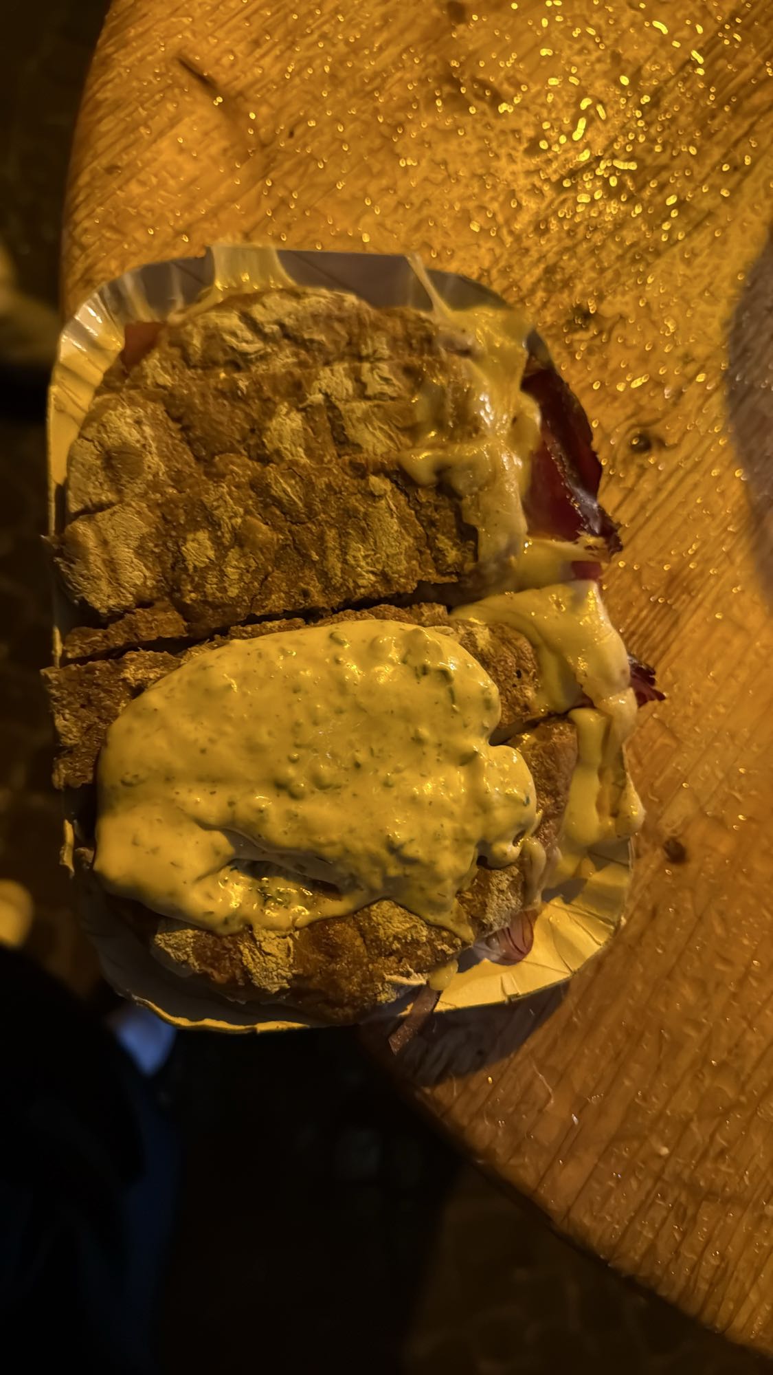 Sandviș cu sos și carne