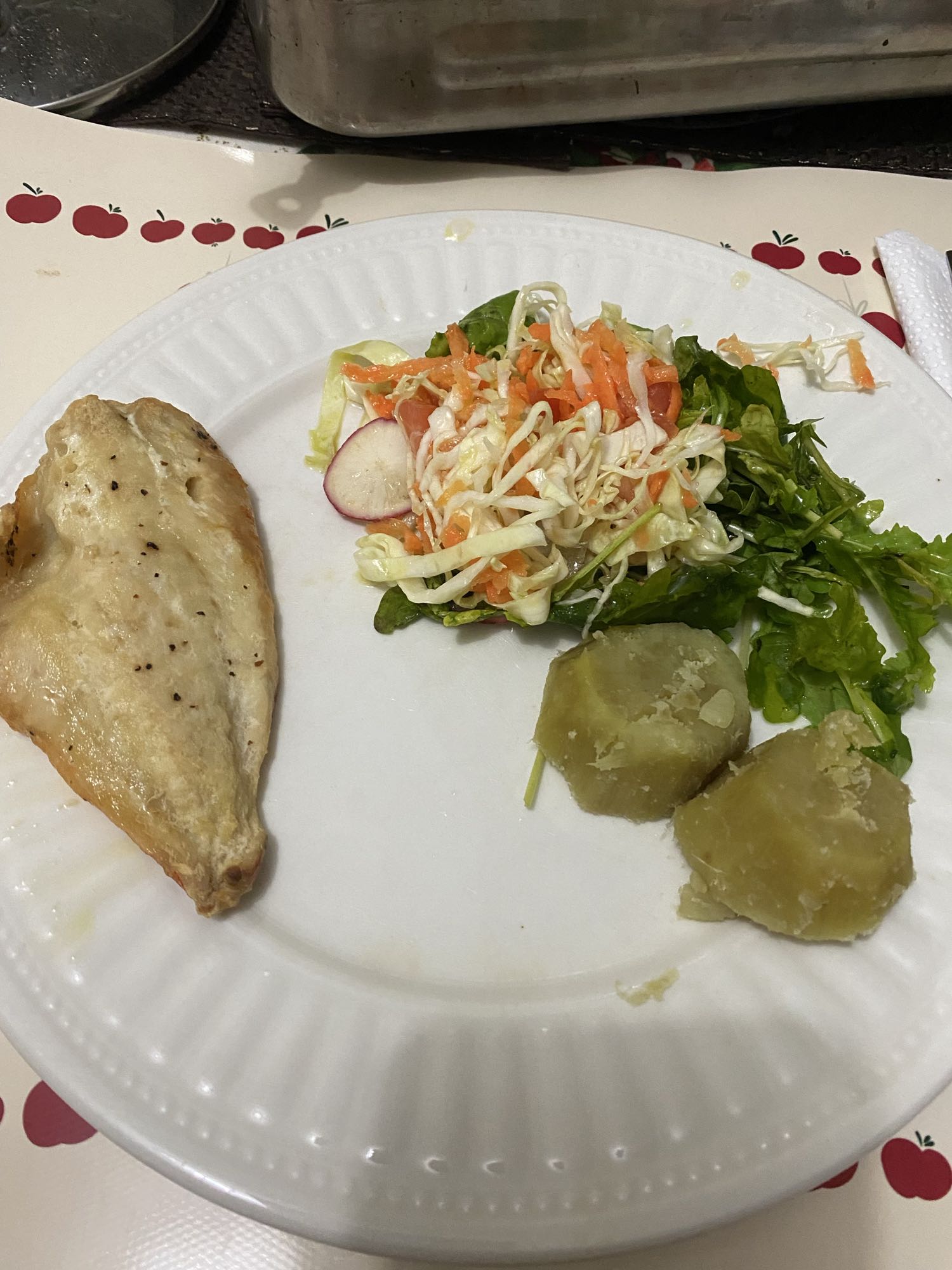 Pollo con ensalada y camote